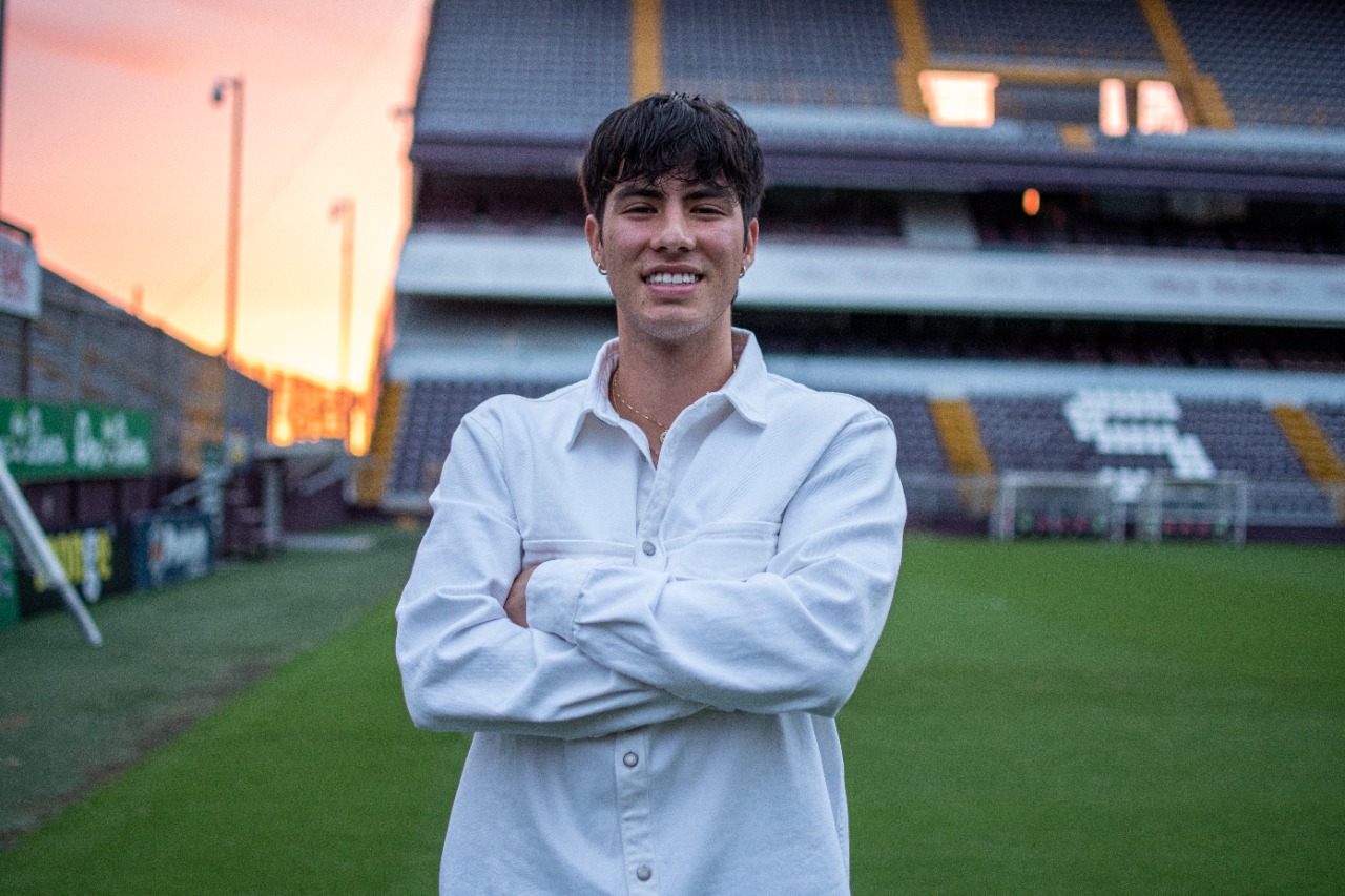 El delantero Julen Cordero firmó este viernes con Saprissa. Su nuevo contrato lo vincula con los morados hasta 2023. Fotografía: Saprissa.