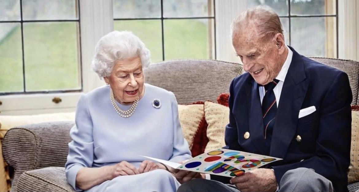 Esta es la última foto oficial para la que posaron la reina Isabel II y su esposo el príncipe Felipe, duque de Edimburgo. Foto: Twitter