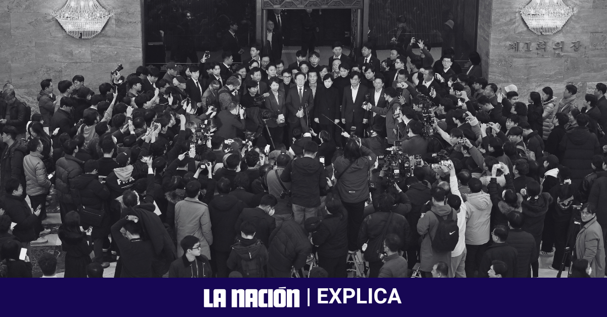 El presidente de Corea del Sur, Yoon Suk Yeol, en un discurso televisado desde la Oficina Presidencial el 3 de diciembre de 2024, donde anunció la declaración de ley marcial.