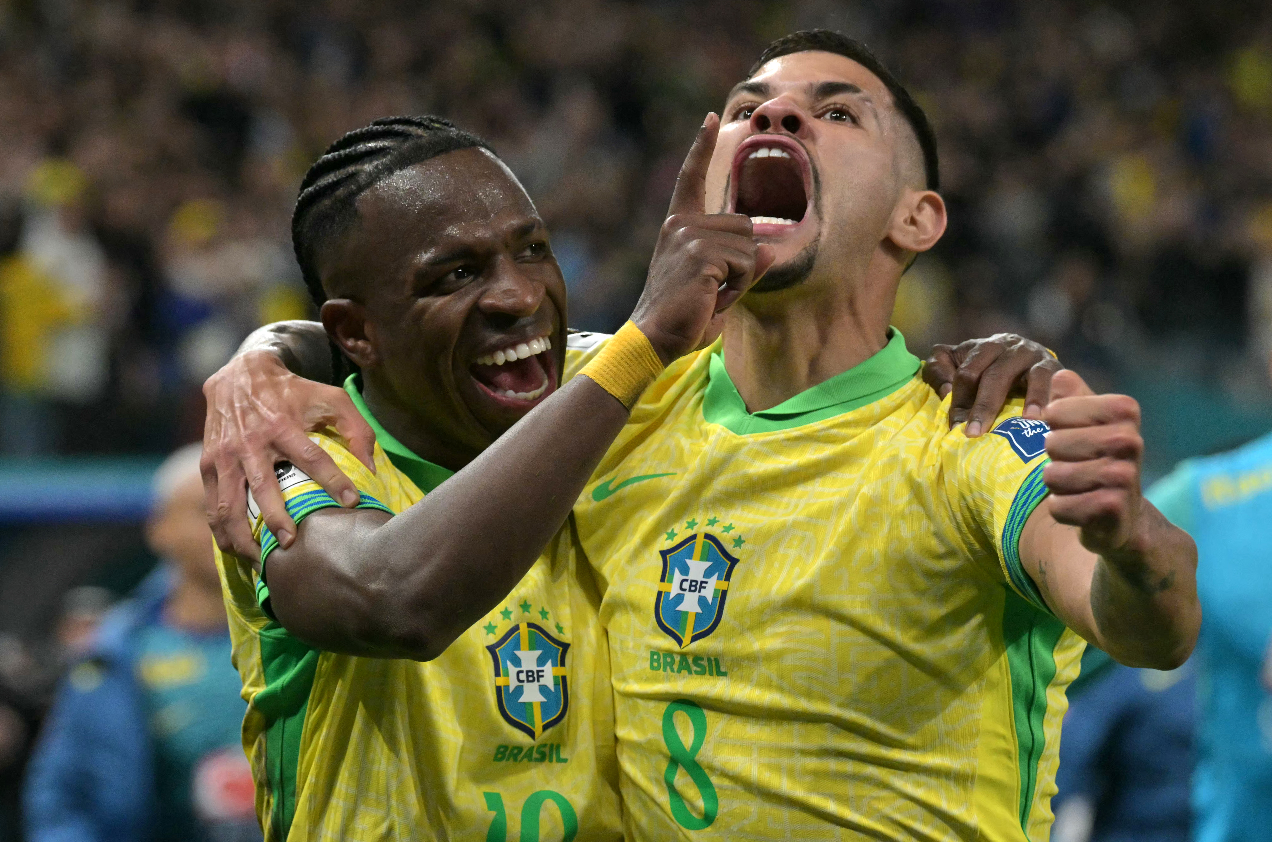 Vinícius Jr celebra con su compañero Bruno Guimaraes luego de la anotación ante Paraguay que selló el boleto de Brasil al Mundial 2026.