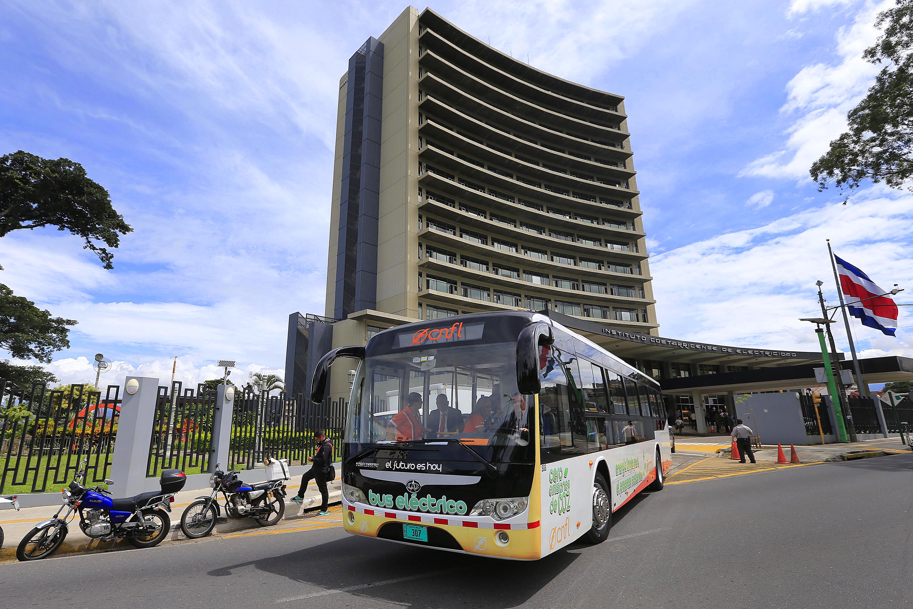 02/10/2019 ICE, Sabana. ICE y ARESEP anuncian acciones para facilitar la entrada en funcionamiento de autobuses eléctricos. Participaron, entre otros, la Primera Dama, Claudia Dobles; la Presidenta Ejecutiva del Instituto Costarricense de Electricidad, Irene Cañas y el Intendente de Energía, Mario Cordero. Foto: Rafael Pacheco