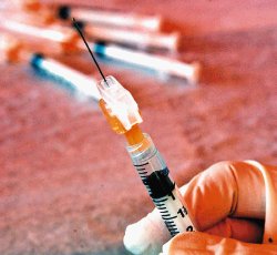 ORL04 - ORLANDO , FL (EE UU) - 12.11.2004.- Una trabajadora del Departamento de Salud del Condado Orange, sostiene una jeringuilla con la vacuna contra la gripe, en la ciudad de Ocoee en el estado de la Florida (EEUU) hoy , viernes 12 de noviembre de 2004. La organización "Get Healthy Florida" junto a otras organizaciones estan realizando una campaña de vacunación contra la gripe para niños y adultos mayores de 65 años. "Get Healthy Florida" entregará entre 20.000 y 30.000 vacunas en la campaña que se realizará en los próximos días en diferentes lugares de los condados Orange, Seminole y Osceola. EFE/Gerardo Mora