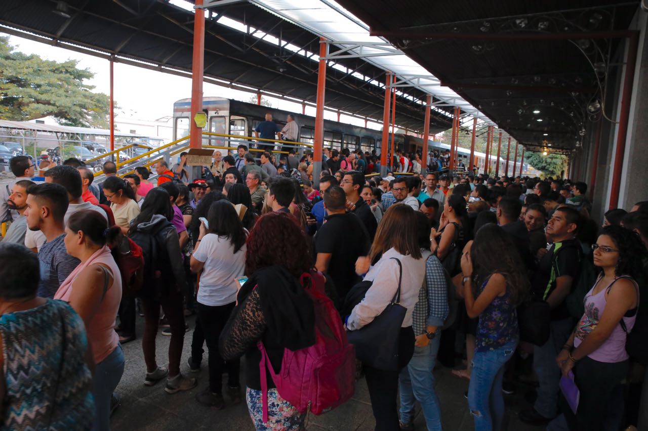 Pasajeros de Heredia y Alajuela abarrotan la tarde de este lunes la estación al Atlántico en San José.