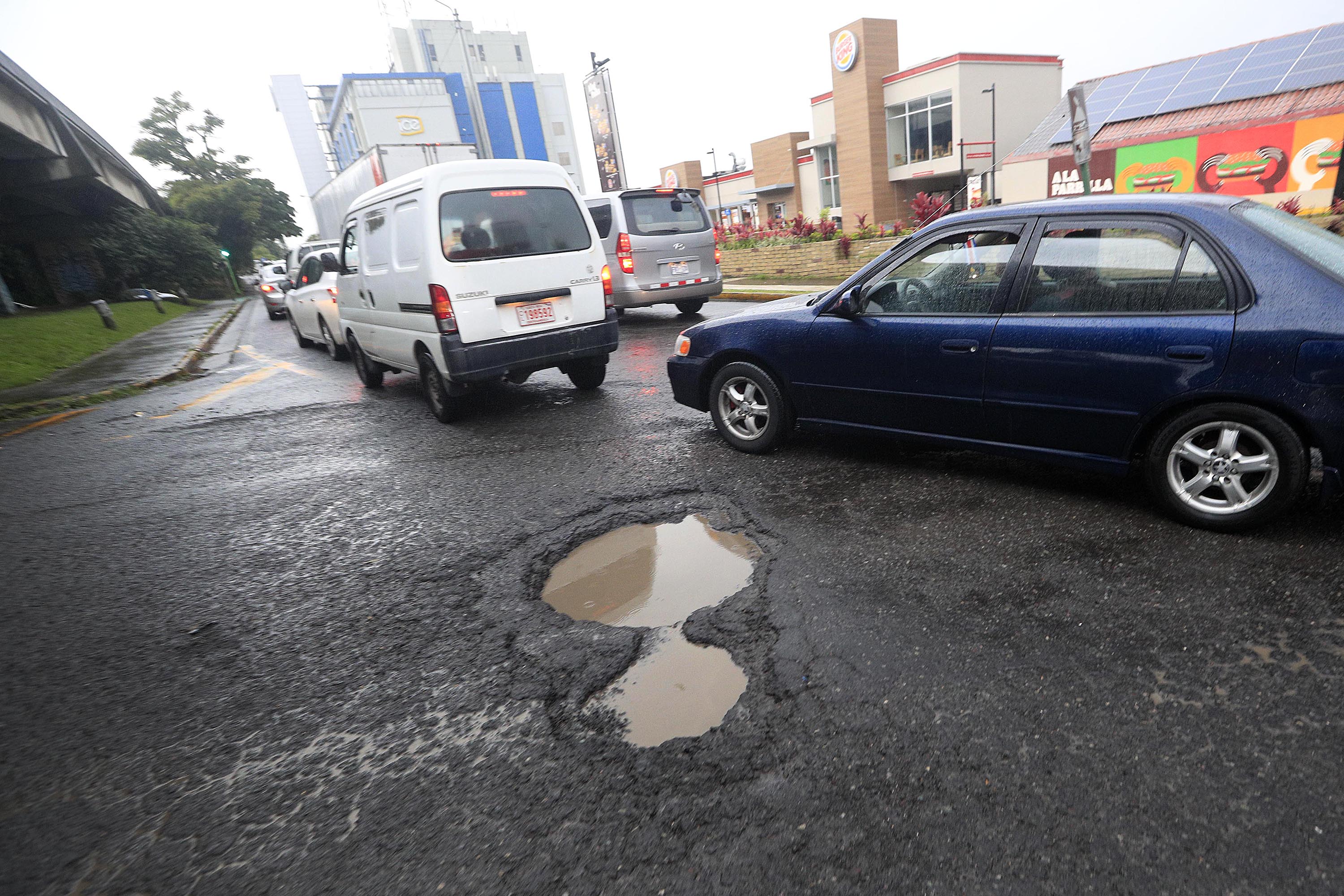 07/09/2021 San Pedro. El abandono en el mantenimiento de la rotonda de Hispanidad es evidente. Vaios huecos hacen fila, el pavimento luce muy deteriorado y la carretera resquebrajada. Foto: Rafael Pacheco Granados