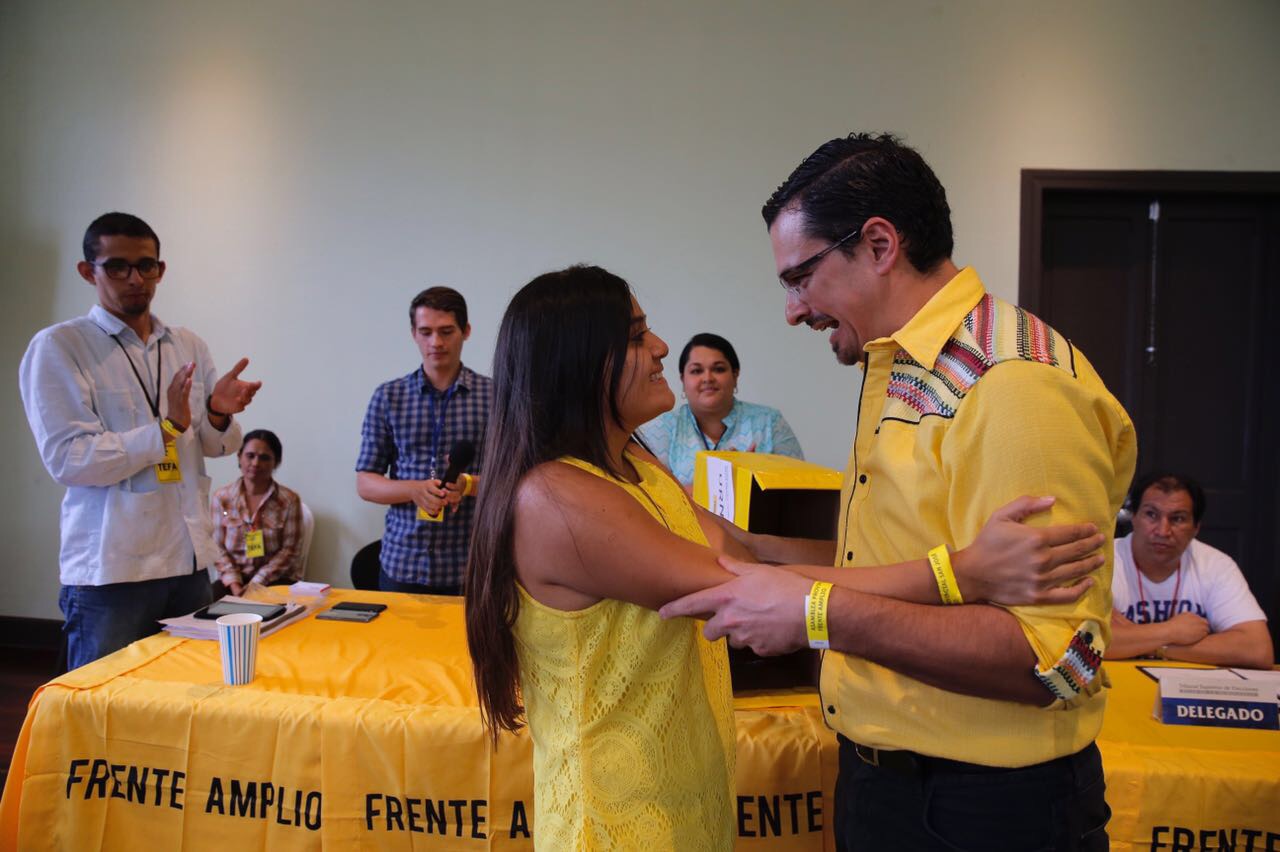 José María Villalta felicita a Valeria Morales, una educadora de 25 años, quien obtuvo el segundo lugar en la papeleta de candidatos a diputados del FA por la provincia de San José.