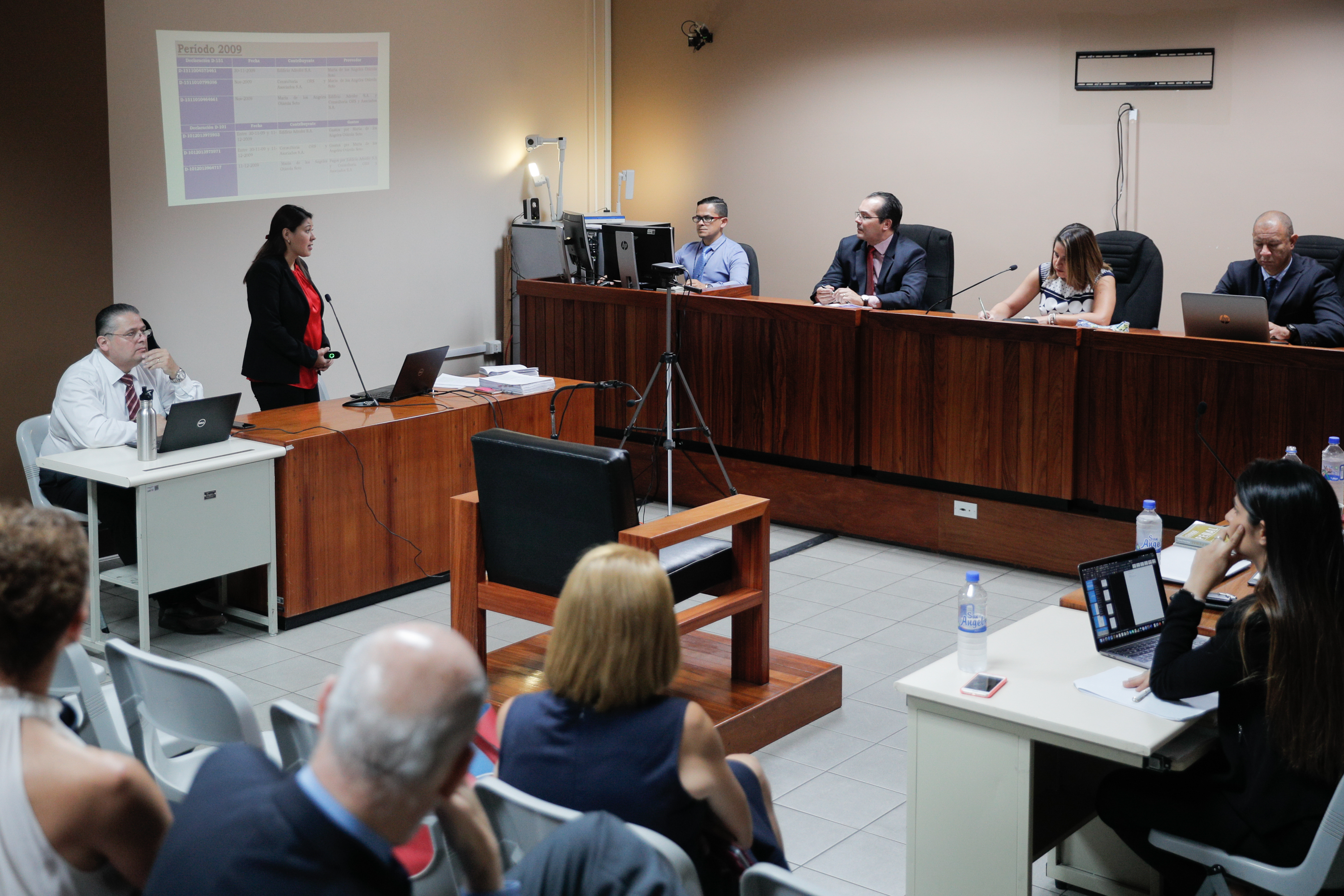 23/8/2019. Tribunales de Justicia, Goicoechea. Juicio contra Ofelia Taitelbaum por presunta falsificación de declaraciones. En la foto aparece la fiscal Patricia Badilla (de pie de rojo) y los jueces (iz a der) Sergio Quesada, Ericka Calvo y Jorge Tabash. Foto Jeffrey Zamora