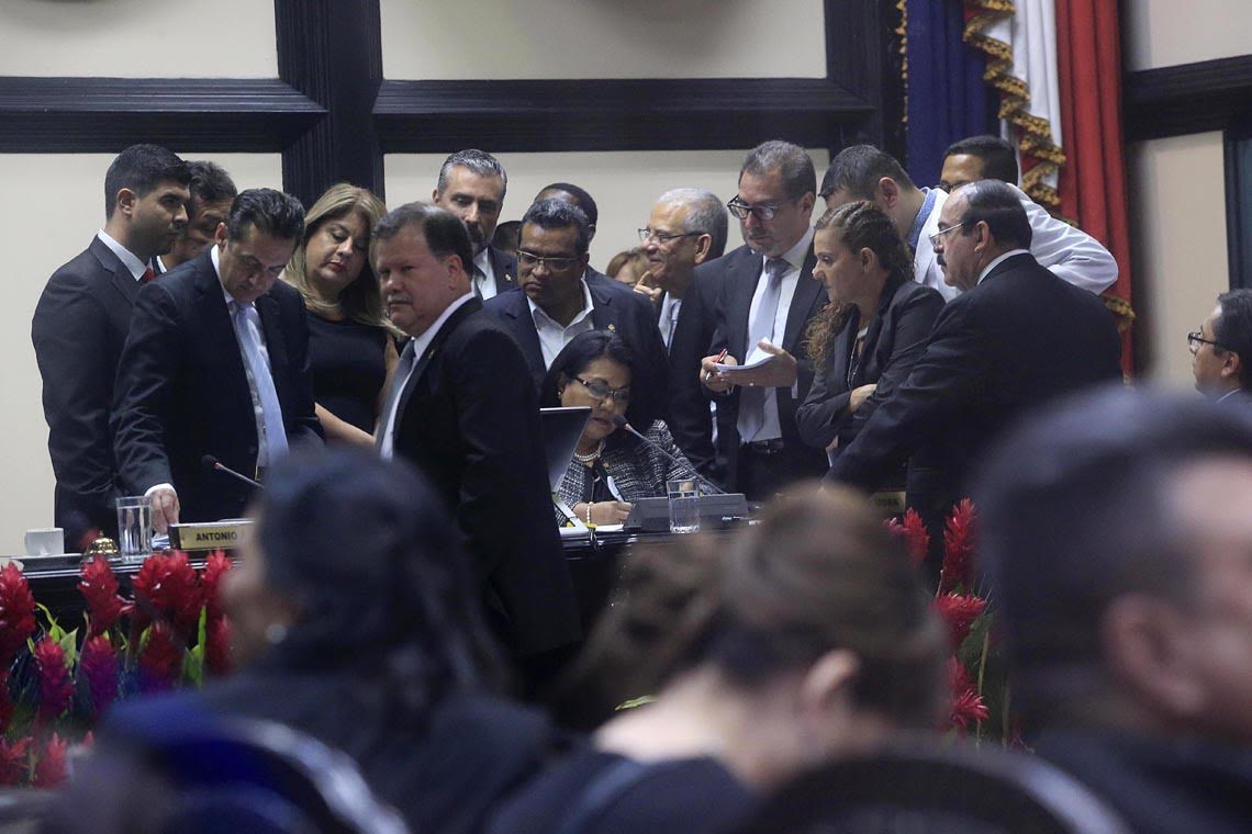 El conteo de votos para la elección del presidente del Congreso fue seguido con mucho interés por diputados de todas las fracciones.
