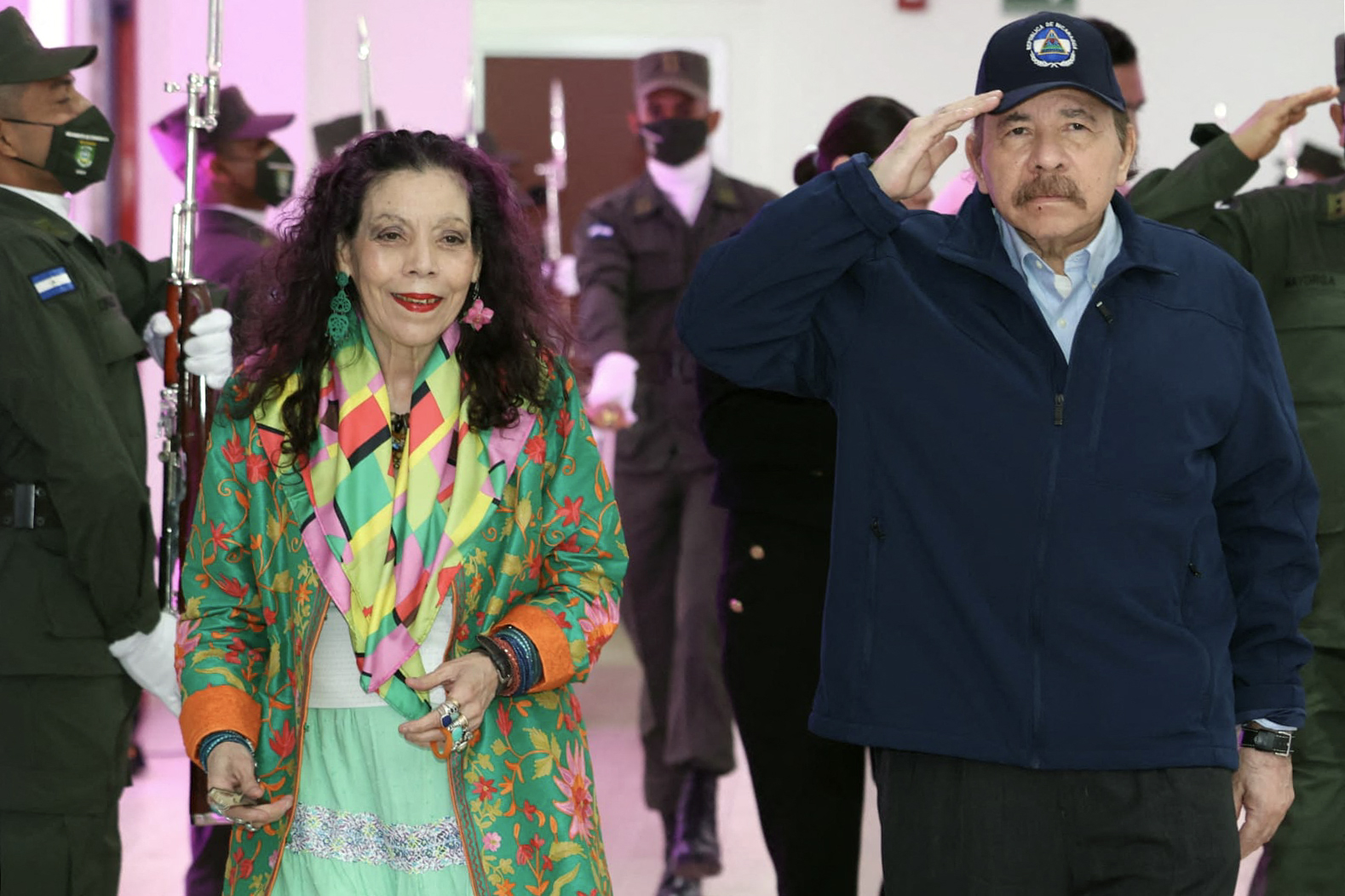 La pareja de dictadores, Daniel Ortega y Rosario Murillo, arremeten contra la sociedad nicaragüense tras las revueltas en el 2018. La dictadura de Ortega cerró, hasta el momento, unas 3.500 ONG desde ese año.