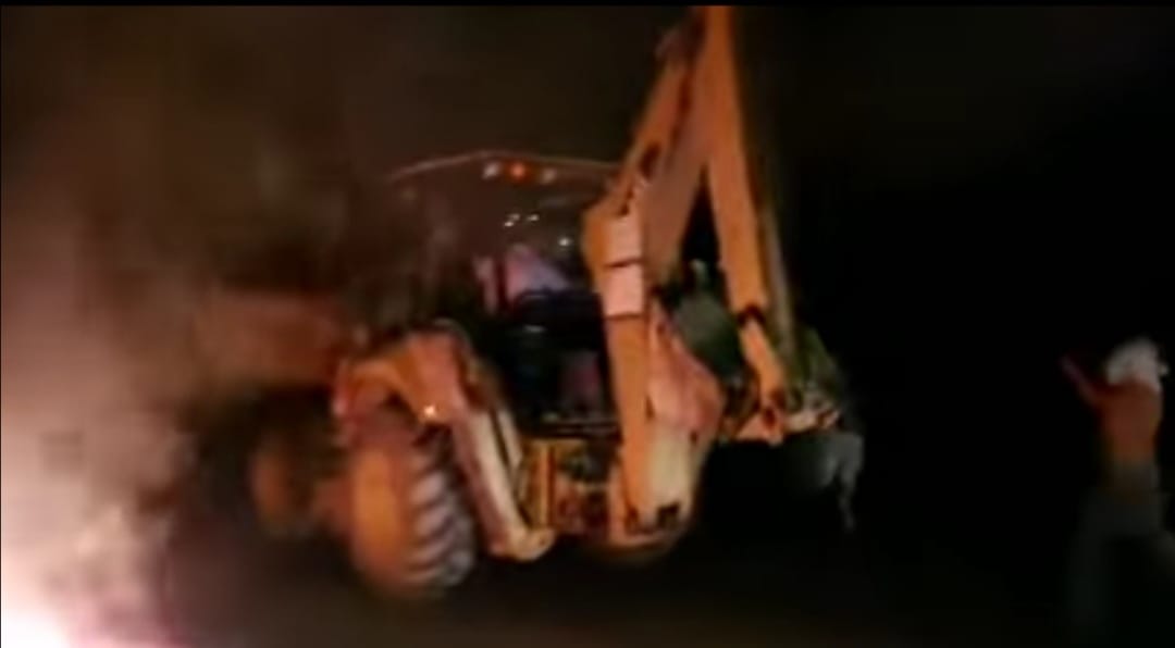 Backhoe utilizado para agredir a policías en Guácimo de Limón. Reiner Montero
