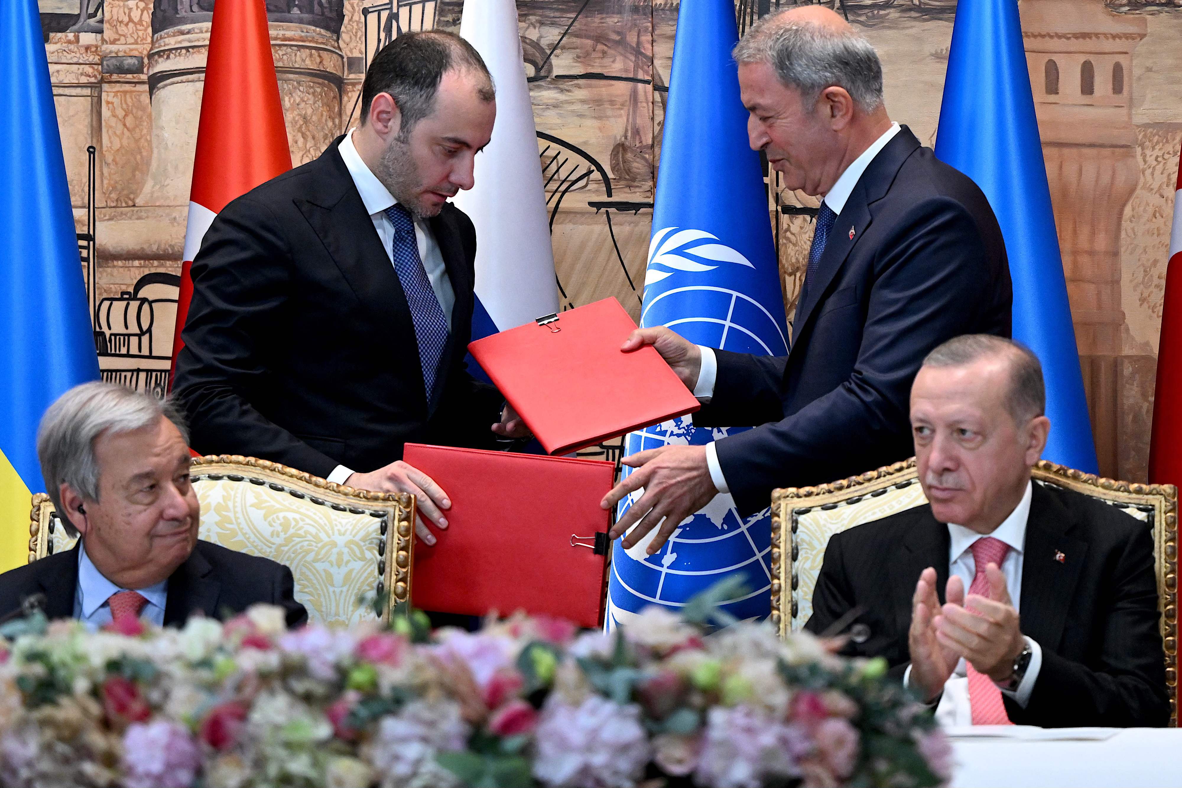 TOPSHOT - (fromL) Minister of Infrastructure of Ukraine Oleksandr Kubrakov, United Nations (UN) Secretary-General Antonio Guterres, Turkish President Recep Tayyip Erdogan and Turkish Defence Minister Hulusi Akar attend a signature ceremony of an initiative on the safe transportation of grain and foodstuffs from Ukrainian ports, in Istanbul, on July 22, 2022. - As a first major agreement between the warring parties since the invasion, Ukraine and Russia are expected to sign a deal in Istanbul today to free up the export of grain from Ukrainian ports. The deal has been brokered by the UN and Turkey. (Photo by OZAN KOSE / AFP)