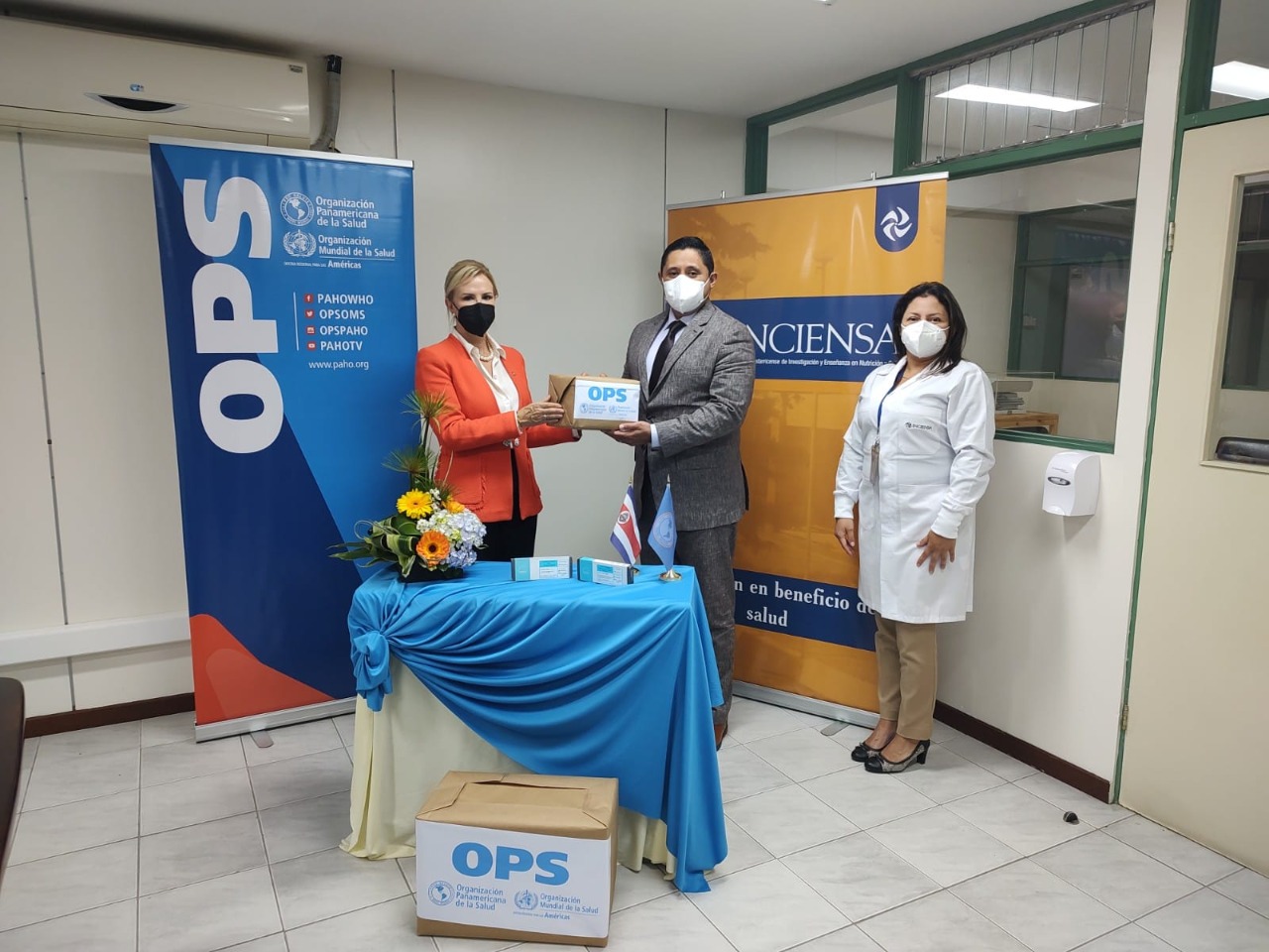 La OPS entregó los insumos para la detección de la viruela del mono al Inciensa.
Fotografía: Ministerio de Salud