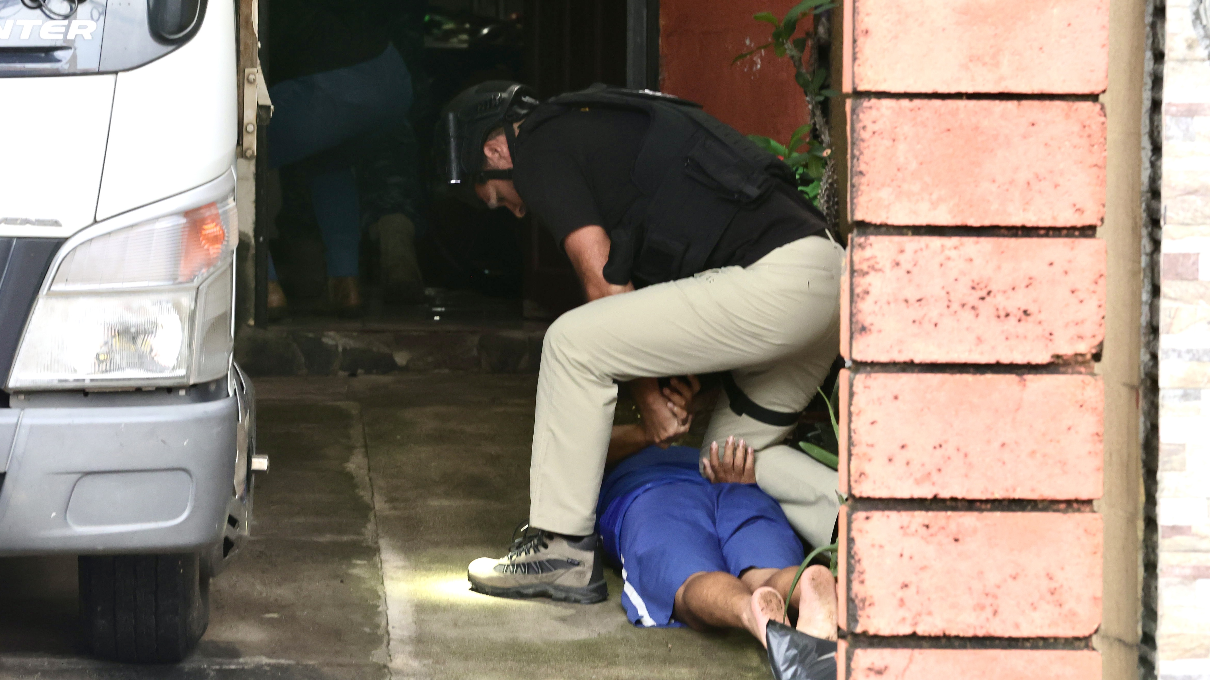 Agentes del OIJ de Heredia allanaron la casa de un oficial de la Policía Municipal de Heredia, sospechoso de robar ¢13 millones de dos cajas fuertes de un campo ferial.