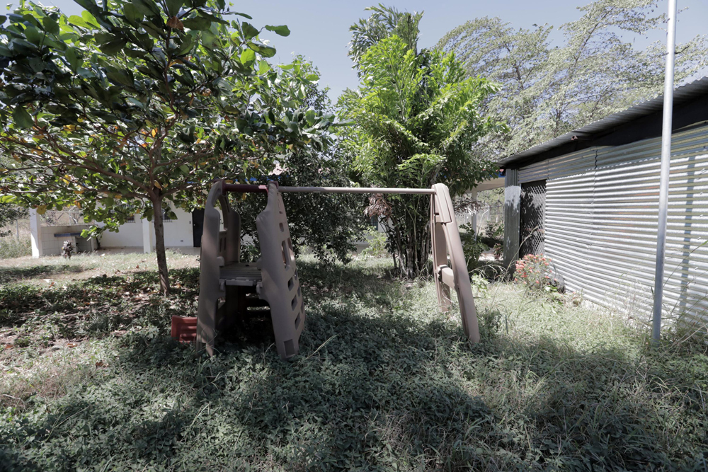 El play en el que se divertían los cinco niños que vivían en esa casa en Matapalo , está abandonado y cubierto por la maleza. | ALONSO TENORIO
