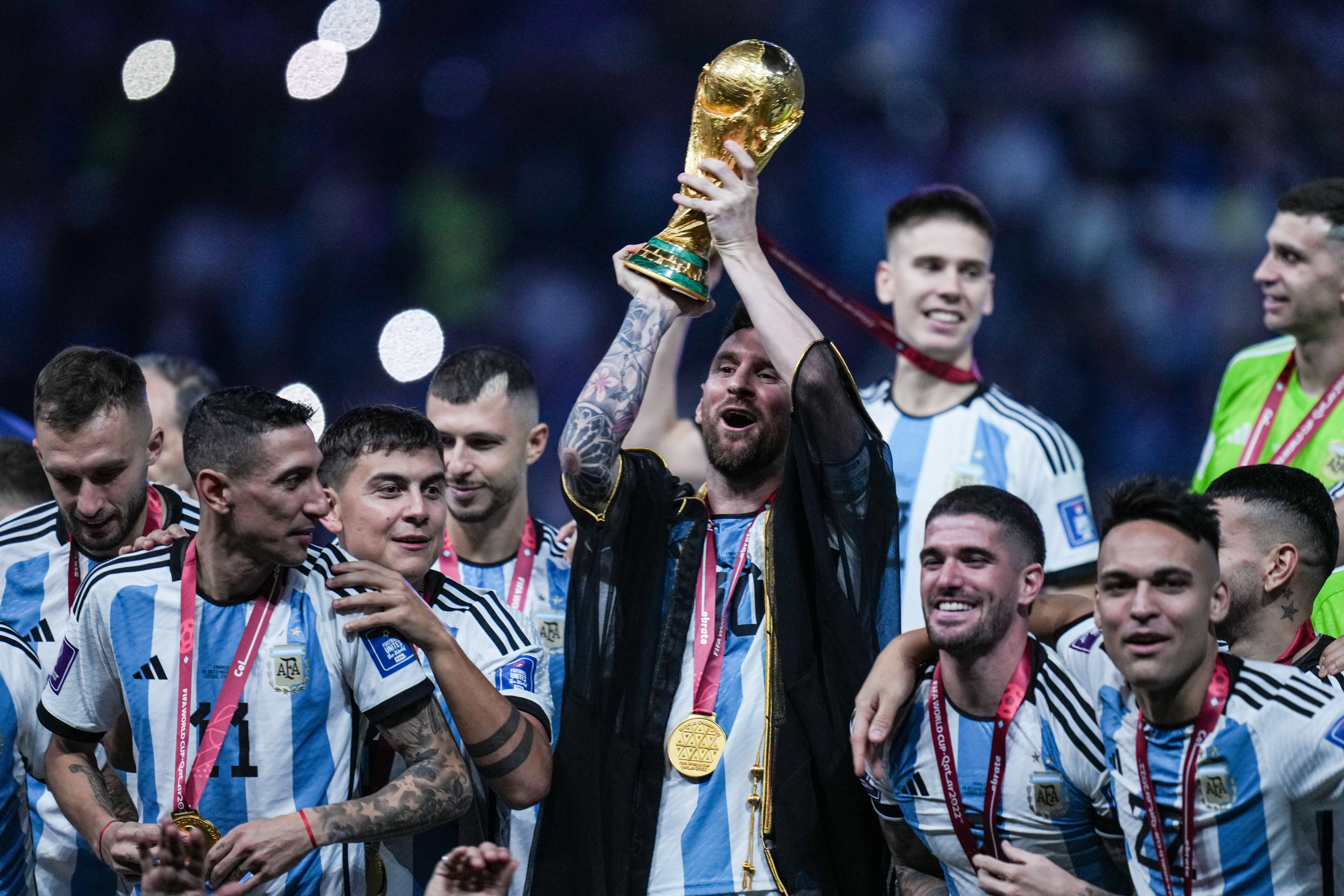 El momento cumbre: Lionel Messi levanta la Copa del Mundo en Catar 2022. Este lunes 31 de agosto el astro anunció su retiro de la Selección de Argentina.