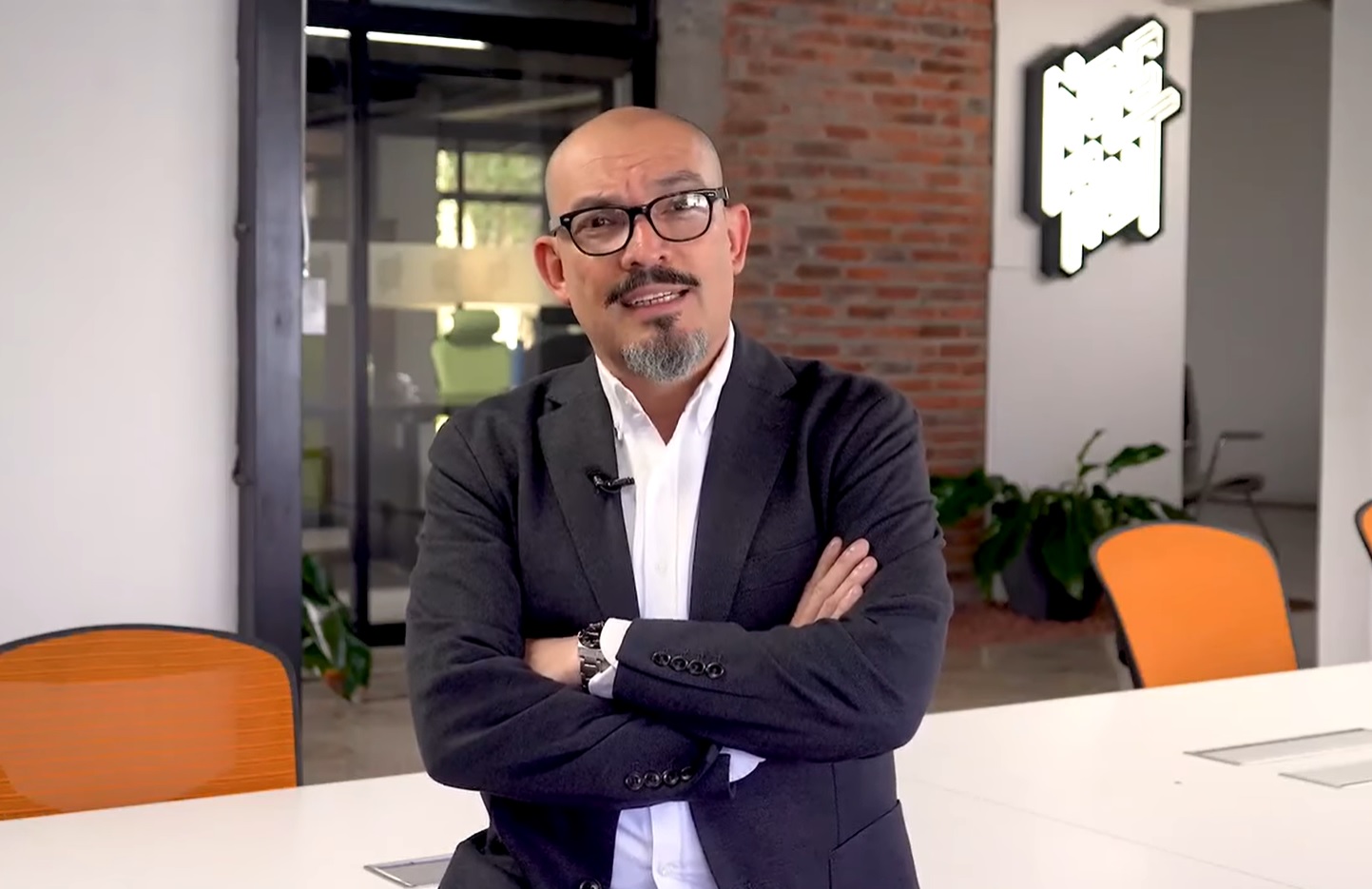 El productor audiovisual, Christian Bulgarelli, dueño de la empresa RMC La Productora S. A., cuyo nombre comercial es Nocaut, obtuvo un contrato con el BCIE por $300.000 para ofrecer servicios de comunicación a la Presidencia de la República. Foto: Captura de pantalla