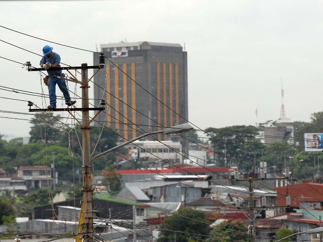 La CNFL suspenderá el servicio eléctrico en zonas de tres provincias este martes debido a distintos proyectos técnicos.Fotos:Adriana Araya/La Nacin