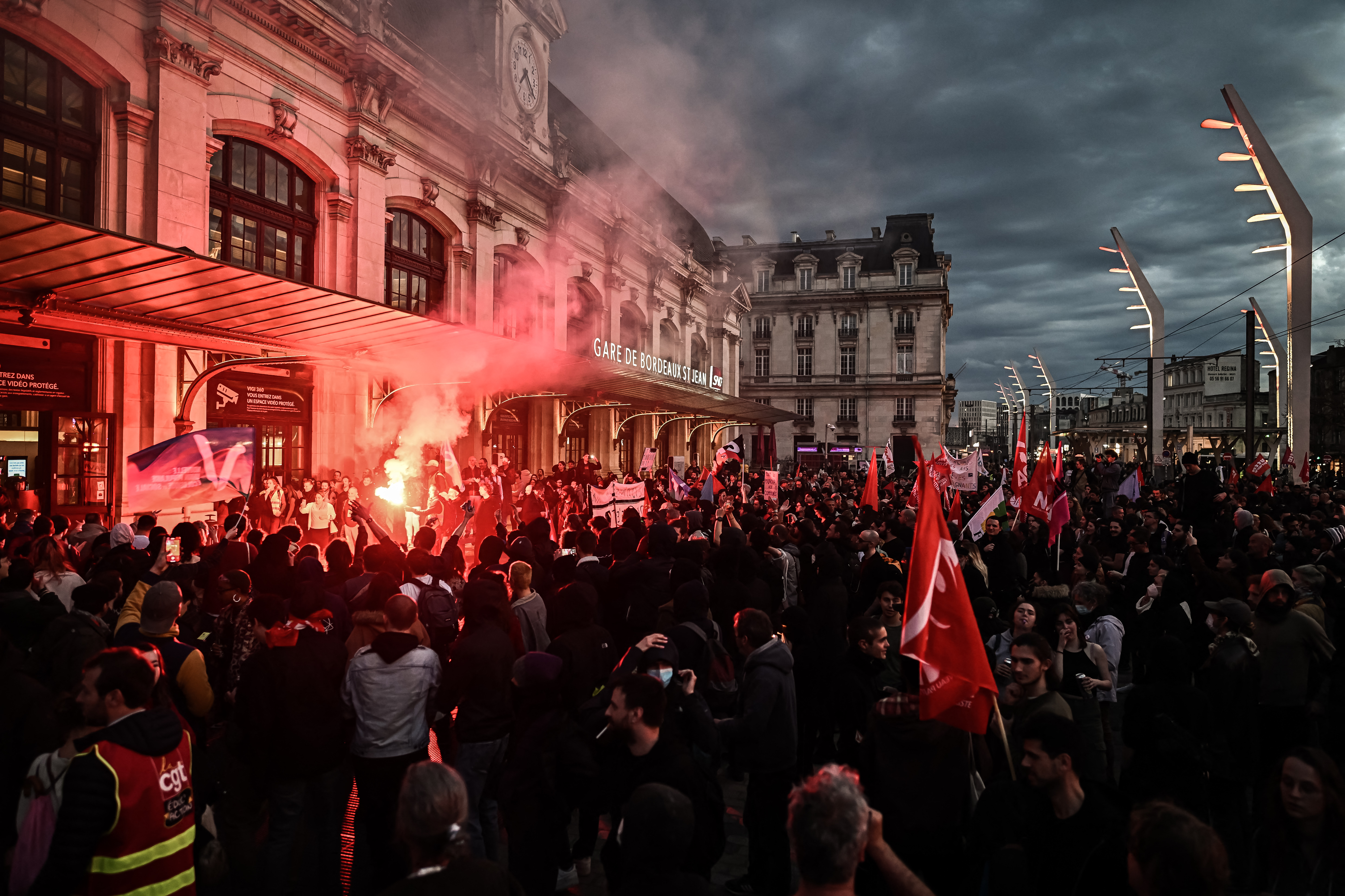 Los manifestantes se reúnen frente a la estación de tren durante una manifestación en Burdeos, suroeste de Francia, este viernes, un día después de que el gobierno francés impulsara una reforma de las pensiones utilizando el artículo 49.3 de la constitución.