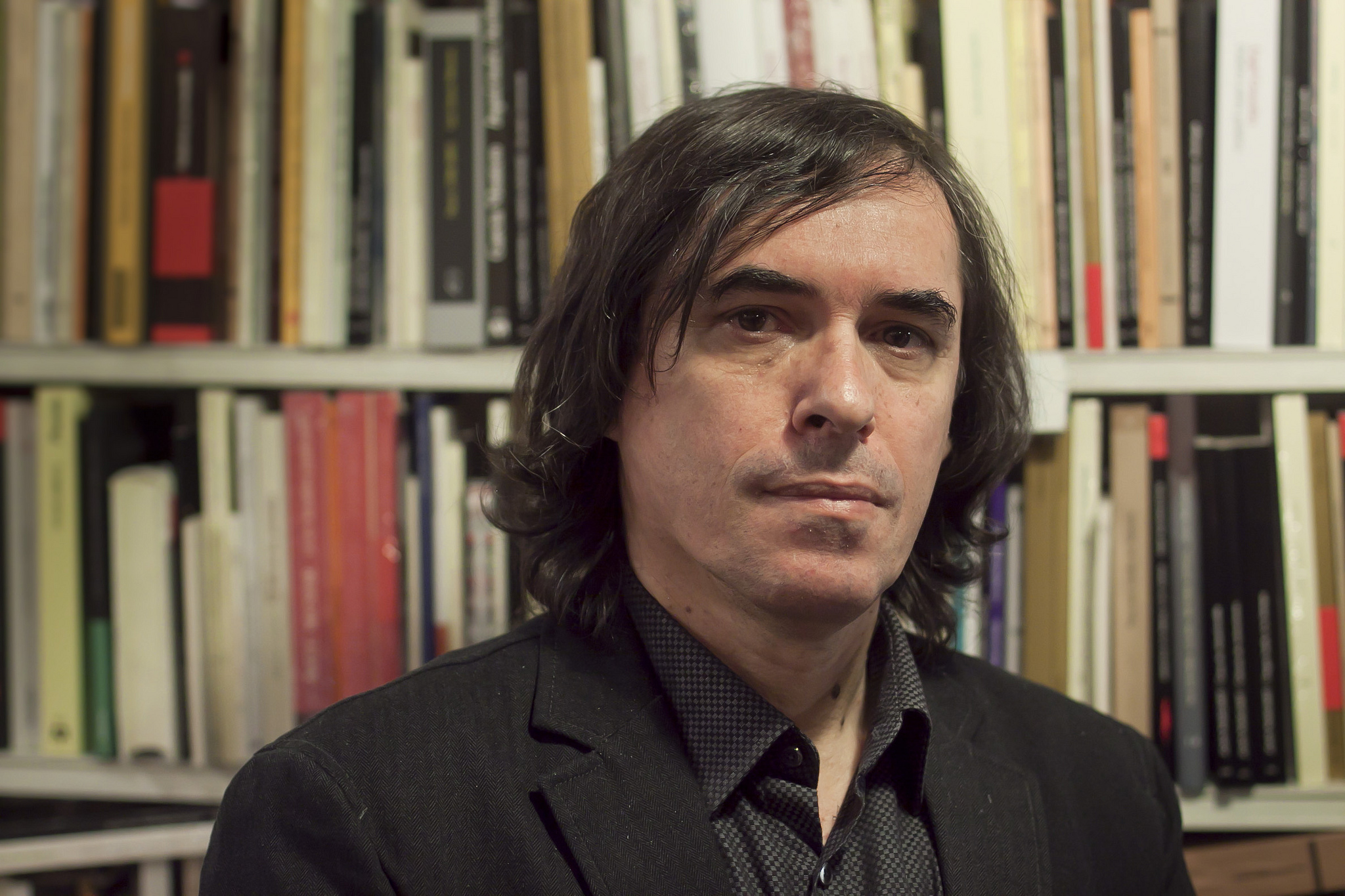 Foto: Editorial Impedimenta
Mircea Cărtărescu es un poeta, prosista y crítico literario rumano. Está casado con la poetisa Ioana Nicolaie. Es considerado por la crítica literaria el más importante poeta rumano de la generación de 1980.