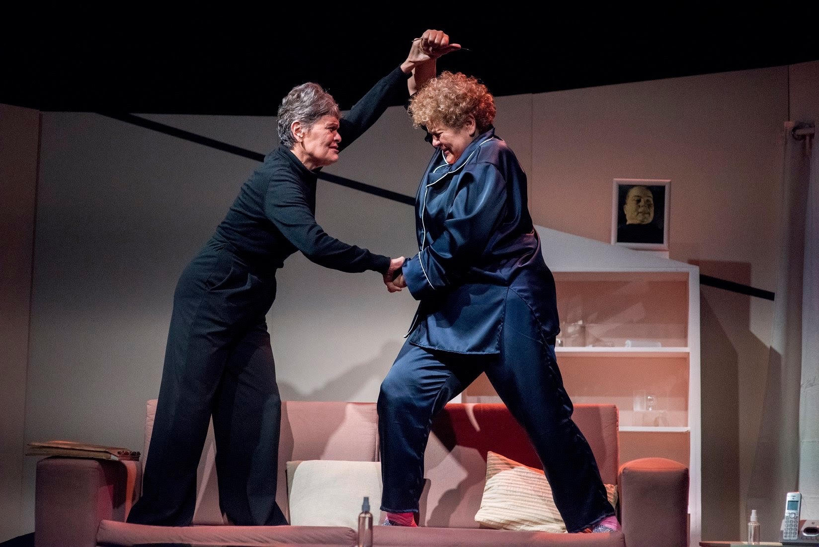 María Torres y Marcia Saborío representan a Catalina y Julia, dos hermanas con casi nada en común. Foto: Facebook Teatro Espressivo.