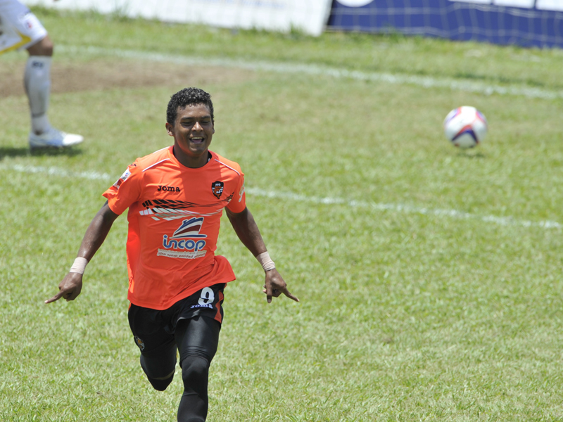 Fuera de cuadro, el guardameta vencido se duele en el piso. La escena es del ariete goleador. Daniel Quirós quiere abrir los brazos y celebrar. Fue el empate parcial a un gol, cuando se jugaban 54 minutos. | CARLOS BORBÓN