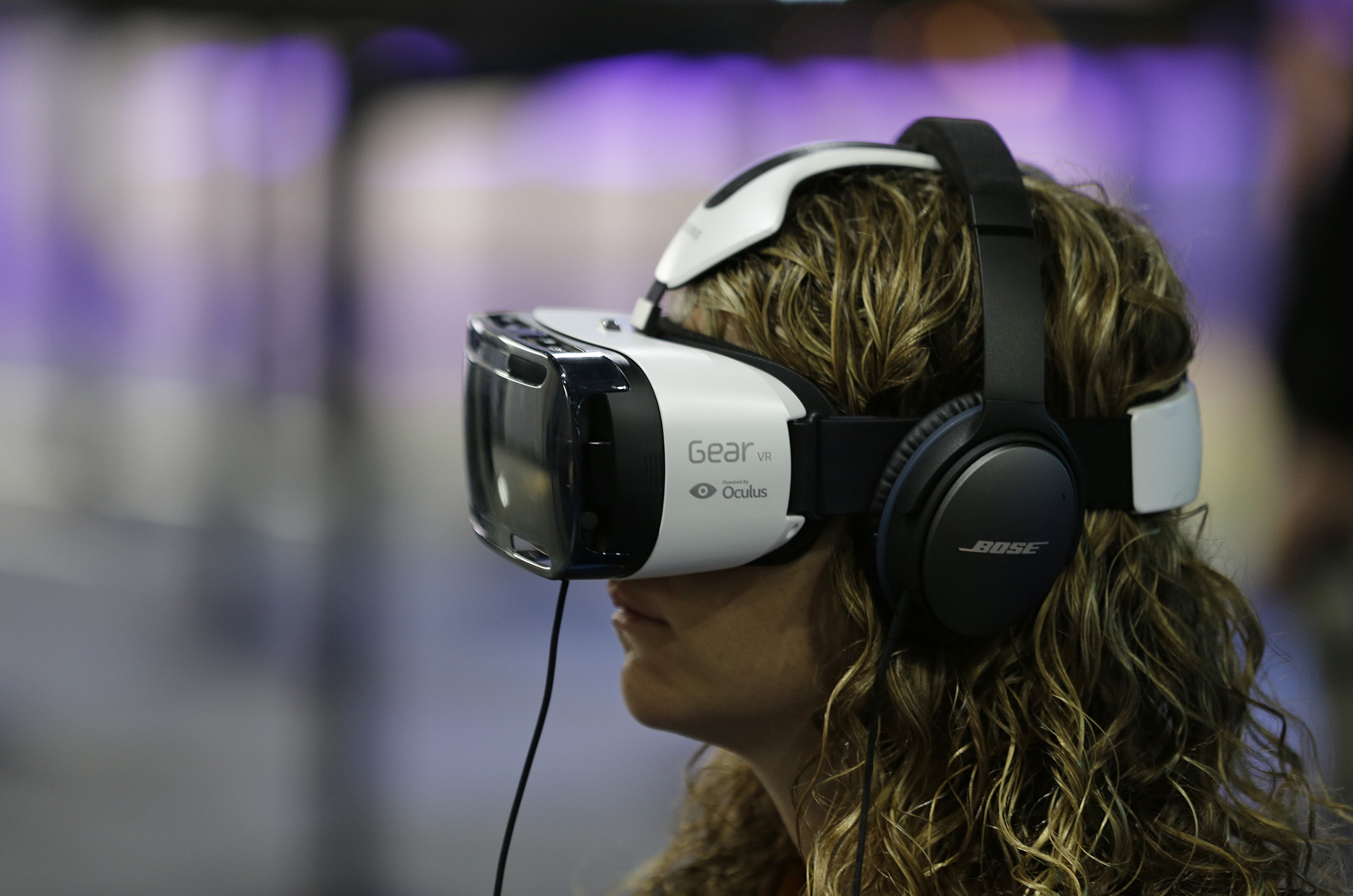 Utilizando las gafas de realidad aumentada Oculus pretenden atraer a la juventud.