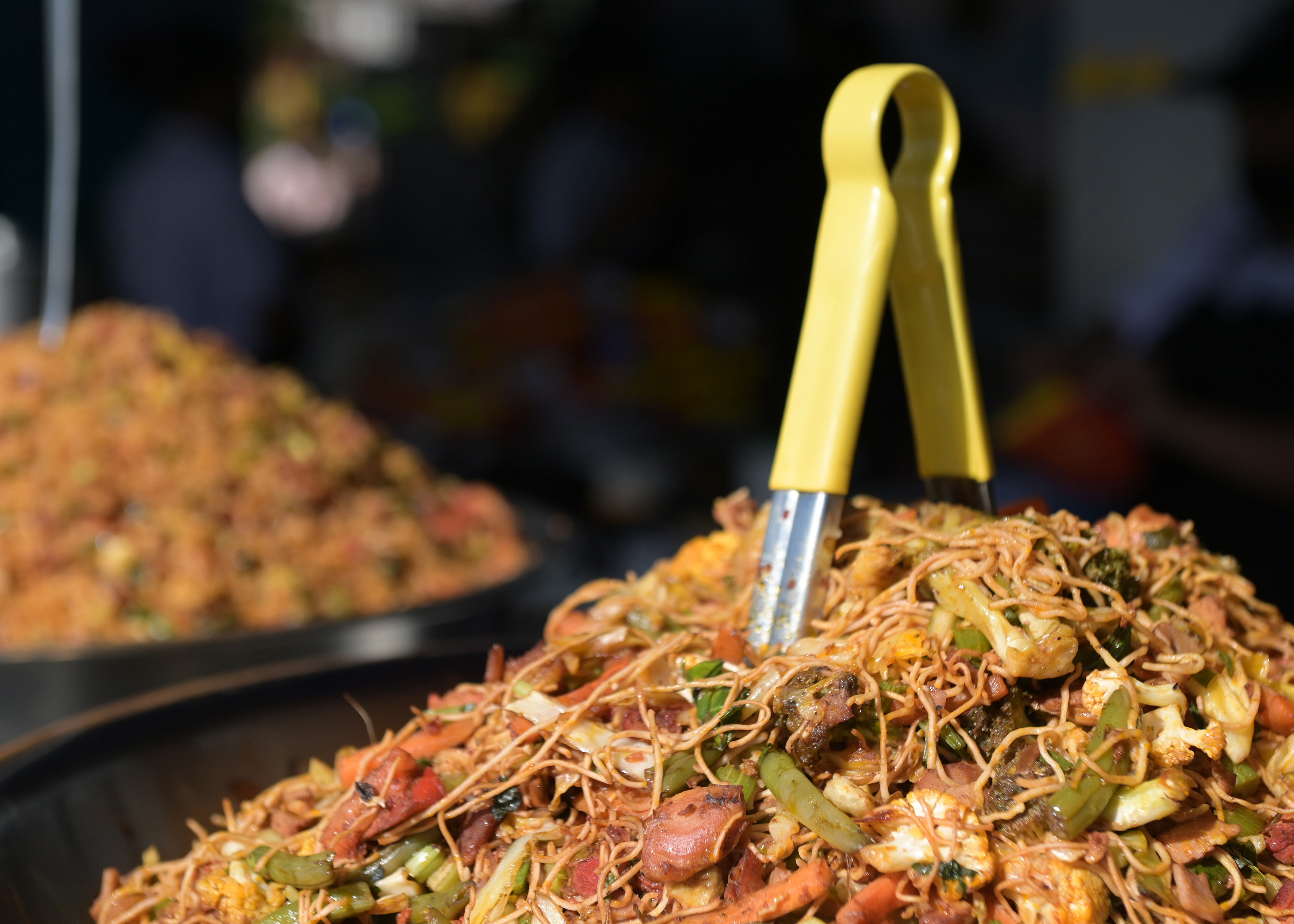27 de diciembre del 2022. Zapote. 3 p.m. Ambiente general en los festejos populares de Zapote. Restaurantes, juegos mecánicos, afluencia de público, redondel de toros y seguridad. Recorrido fotográfico para documentar la forma como disfrutan los ticos las fiestas de fin y principio de año. En la foto: Una gran variedad de comidas se ofrecen en el campo ferial de Zapote. Foto: Albert Marín para la Nación.