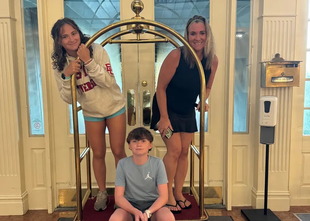 Una madre soltera descubre un inesperado alivio y nuevas aventuras para su familia tras mudarse a un hotel.
