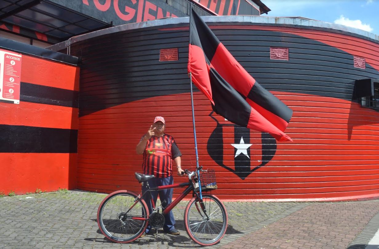 Fiebre manudo carga la bandera rojinegra por todo lado desde hace once ...