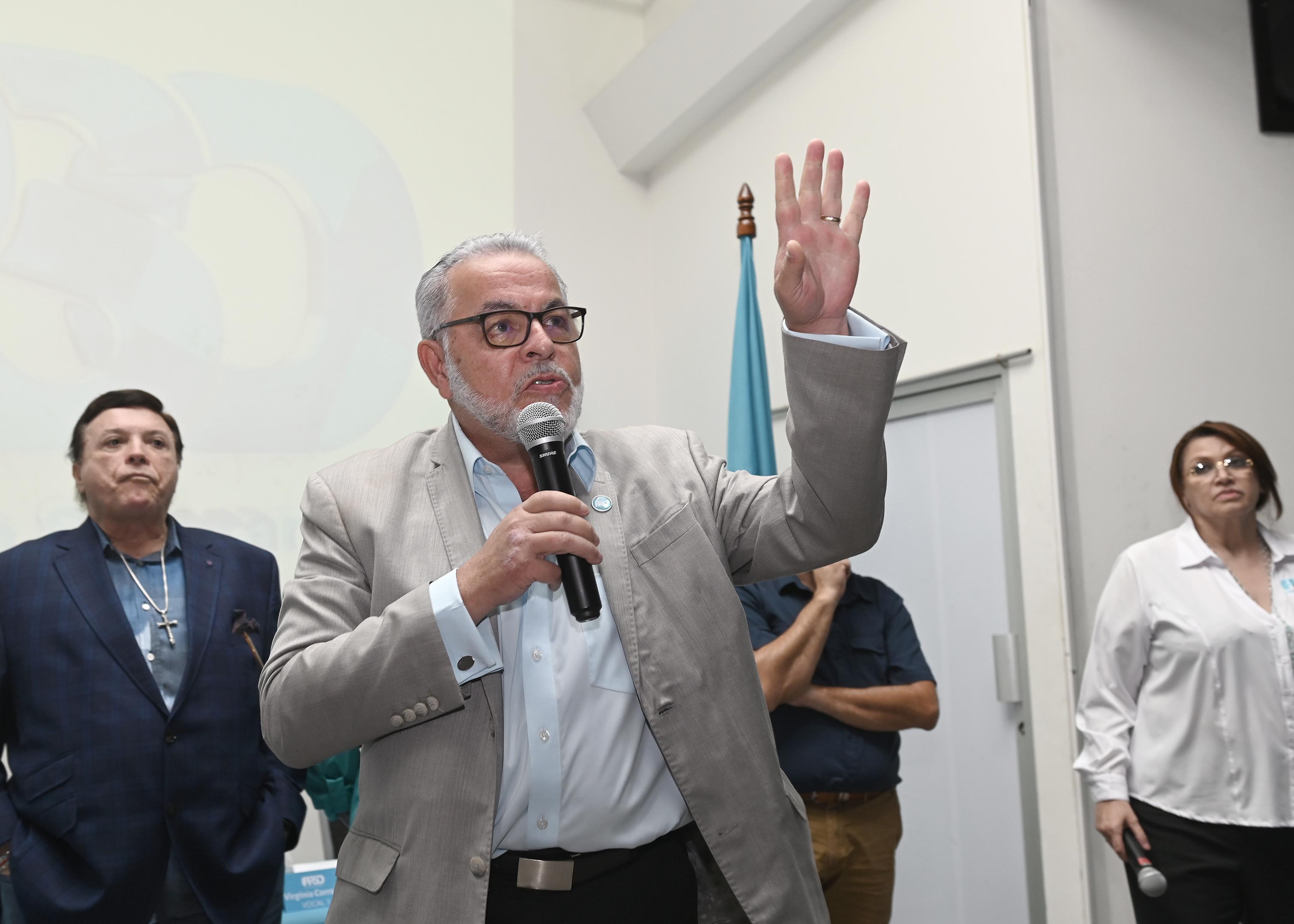 01 de junio del 2025. Auditorio del Grupo Moreno en Pavas. 11:00 hrs. Dirigentes y delegados del Partido Pueblo Soberano eligieron al exministro Francisco Gamboa como secretario general. En una asamblea realiada en el salón de eventos Grupo Moreno y con la presencia de 63 delegados se llevó a cabo la elección poco después del mediodía. En la foto: Francisco Gamboa es recibido por los simpatizantes del partido. Foto: Albert Marín.
