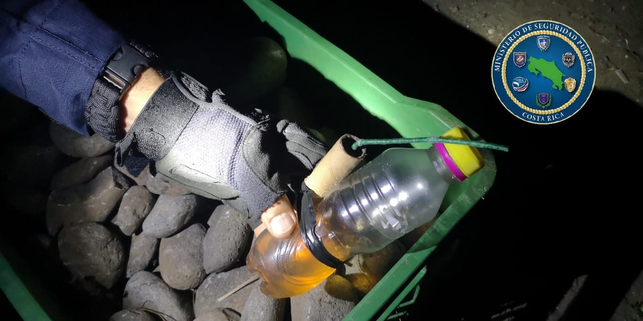 La Fuerza Pública decomisó armas blancas, cuartos de dinamita y demás objetos peligrosos a manifestantes. Foto: MSP