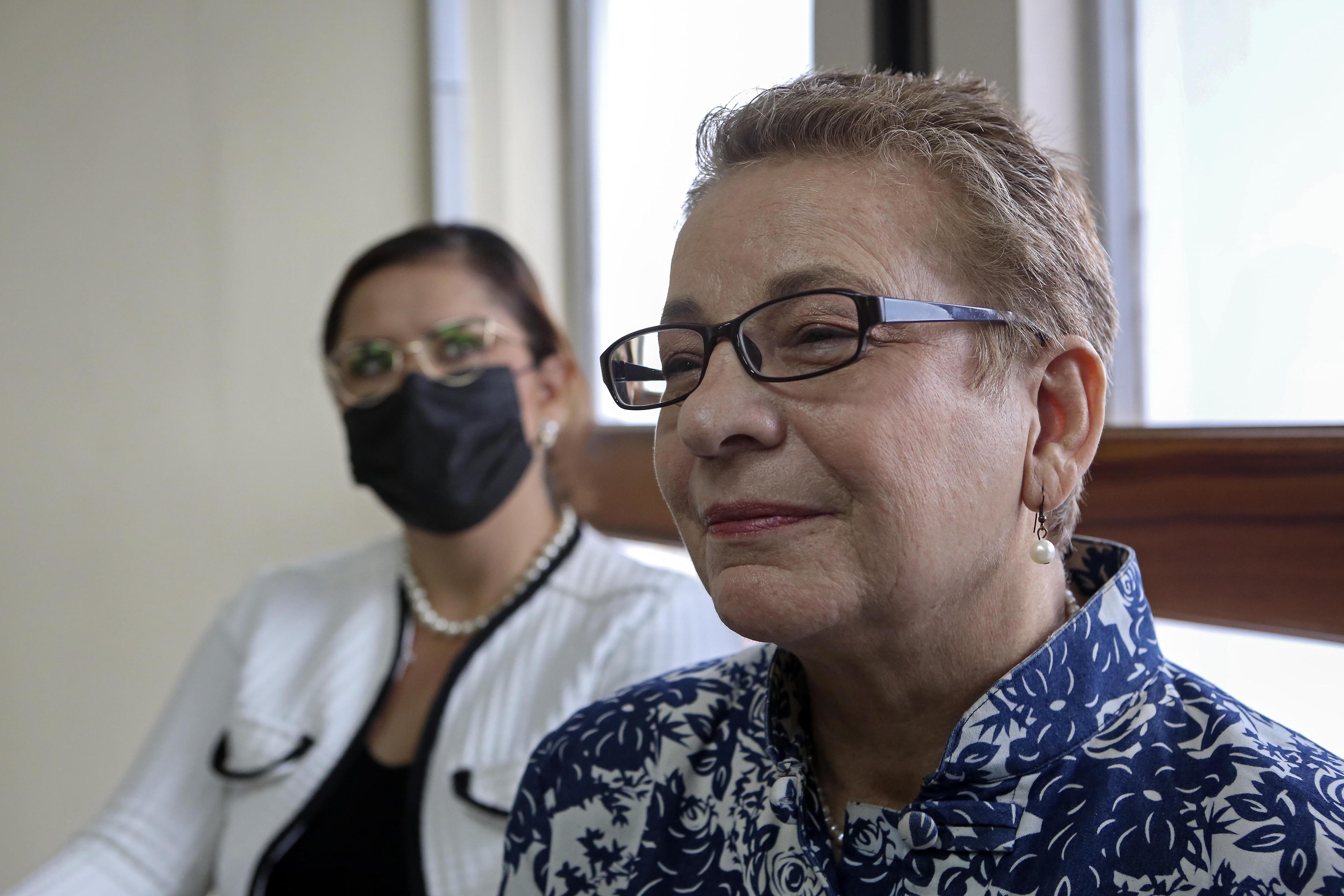 22/04/2022. Hora: 12 md. Instituto Nacional de Seguros (INS). El presidente electo Rodrigo Chaves presentó este viernes los primeros ministros de su gabinete en una actividad donde estuvo acompañado en la mesa principal por la ministra de la Presidencia, Natalia Díaz; el primer vicepresidente Steffan Brunner, y la primera vicepresidenta, Mary Munive. En la foto,la ministra de Educación Pública, Anna Katharina Müller Castro (primer plano) y la ministra de Salud, Joselyn Chacón Madrigal. Fotos: Mayela López