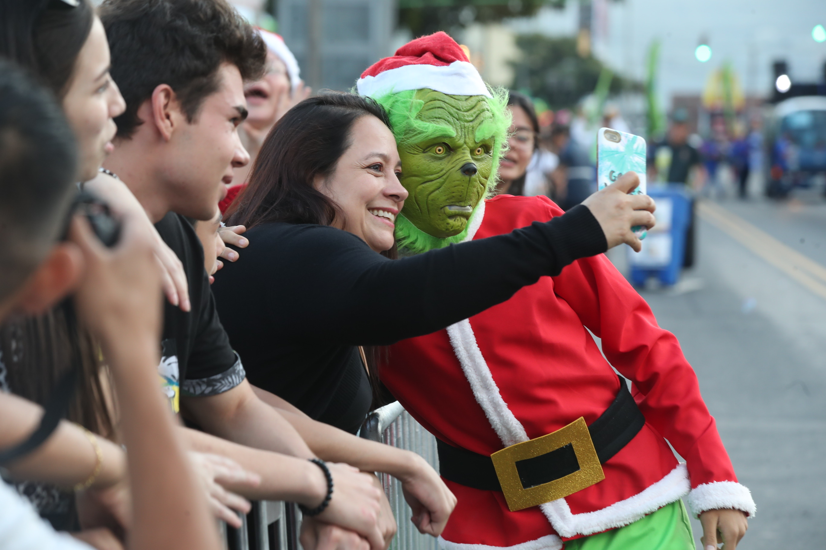 14/12/2019/ cobertura Festival de la Luz San José 2019 / familias y niños disfrutan del inicio del Festival / Fotografía: John Durán