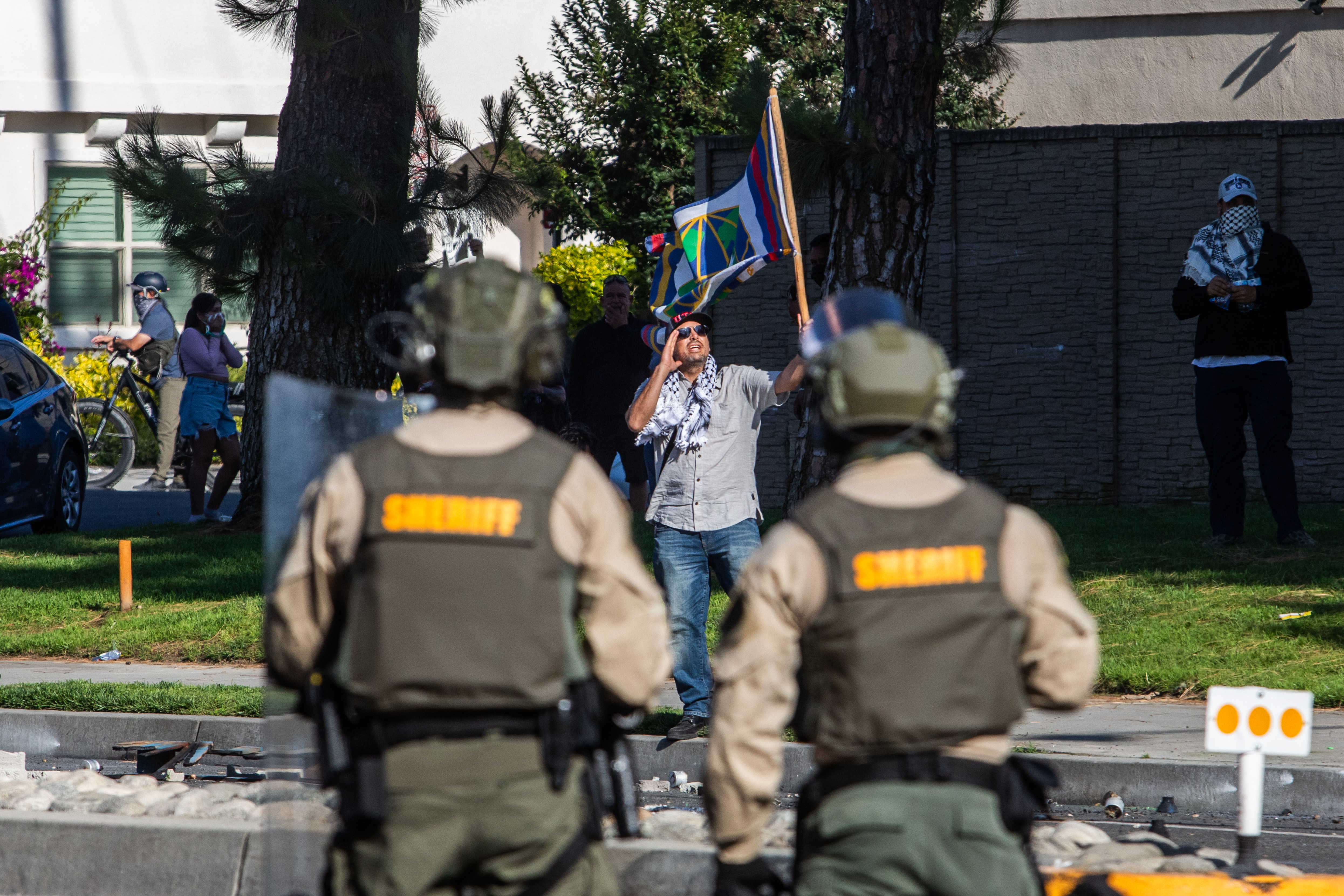 Donald Trump ordenó despliegue de 2.000 miembros de la Guardia Nacional en Los Ángeles a raíz de los enfrentamientos entre agentes federales y manifestantes que protestan contra las redadas de indocumentados.