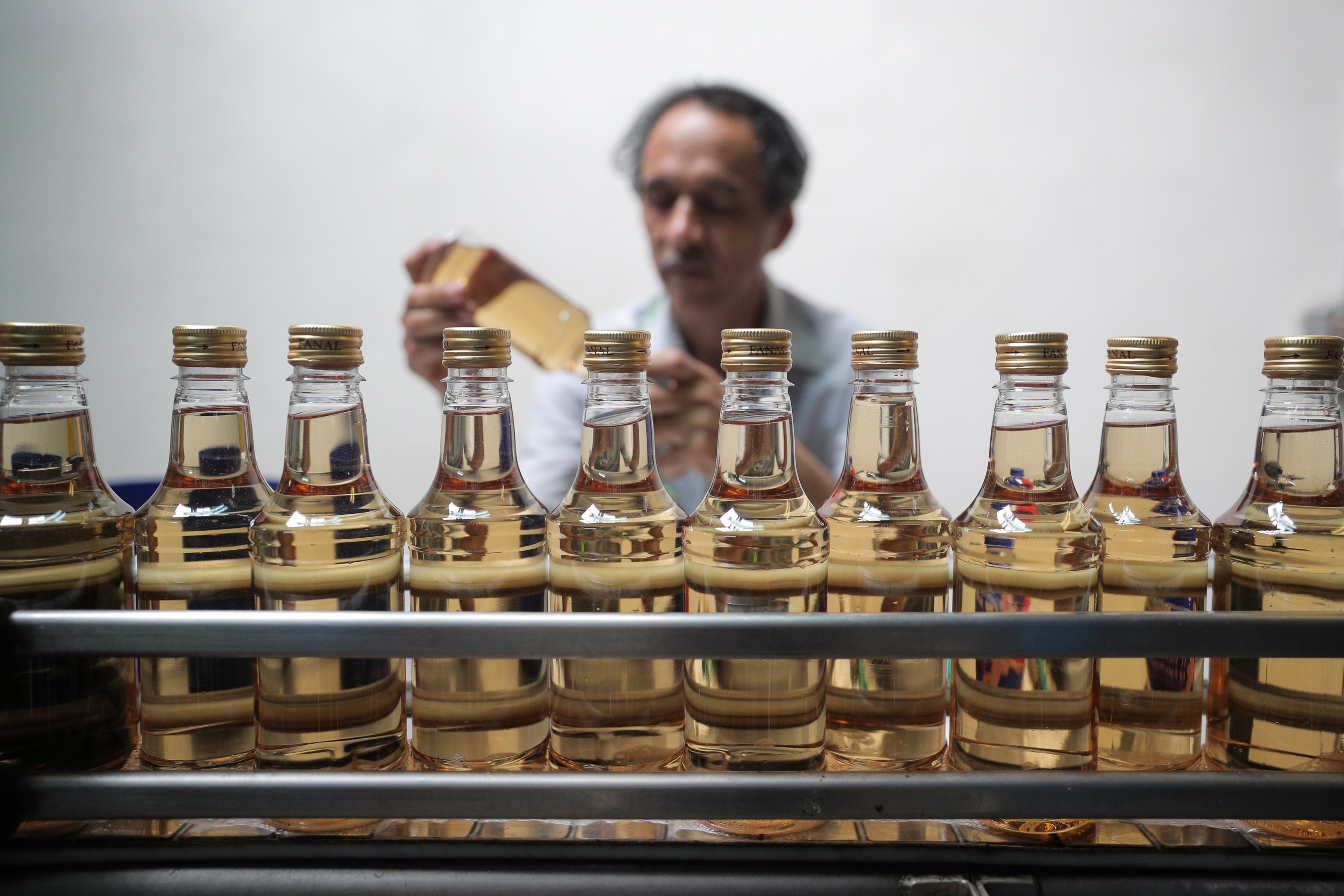 10/8/2018. Grecia. Recorrido por la fabrica nacional de licores FANAL del Consejo Nacional de Produccion de Costa Rica. Linea de produccion del Ron Colorado. En la foto aparece Alvaro Barrientos. Foto Jeffrey Zamora