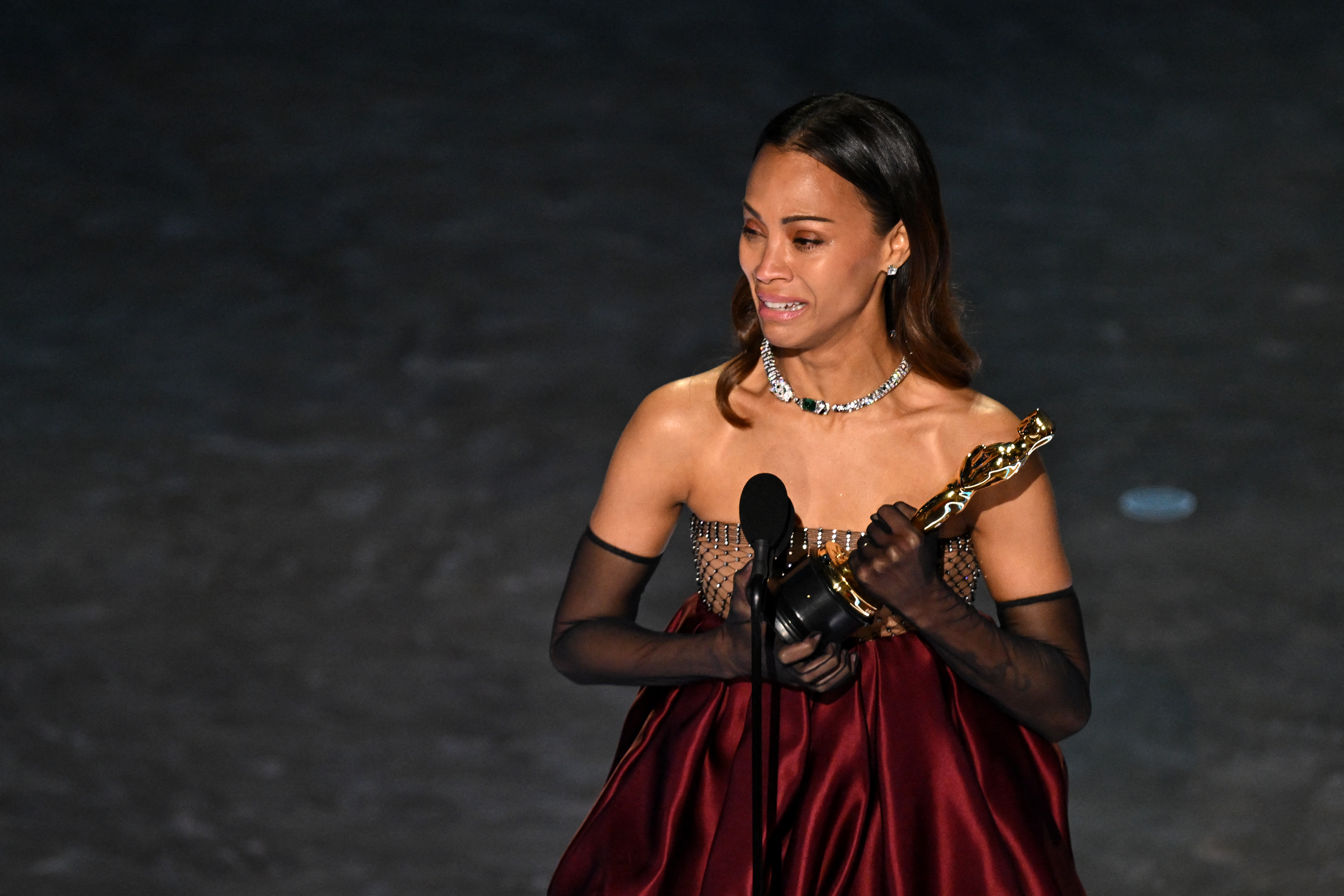 Zoe Saldaña acepta su premio Óscar.