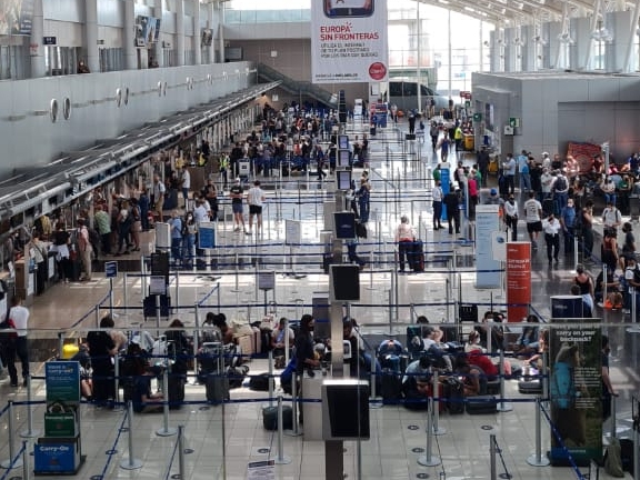 Cientos de pasajeros intentan aclarar cuándo se normalizarán las operaciones y a qué hora saldrán sus vuelos.