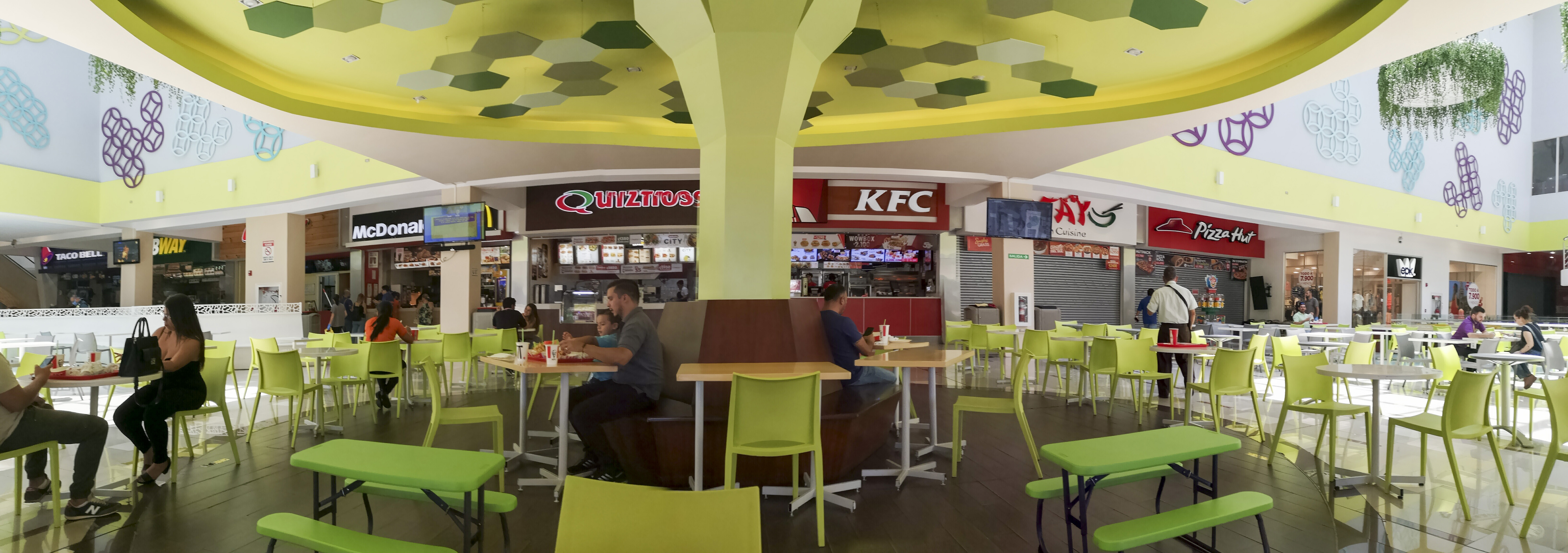 27/3/20 Recorrido por el Centro de Desamparados y alrrededores, pra ver el funcionamiento de sodas y restaurantes. En la foto: El Food Court del Centro Comercial Multicentro presentaba muy poca gente a las 12:00 pm, la pizza Hutt de dicho centro comercial estaba cerrado por dicha situacion pandemica.
Foto de Jorge Castillo