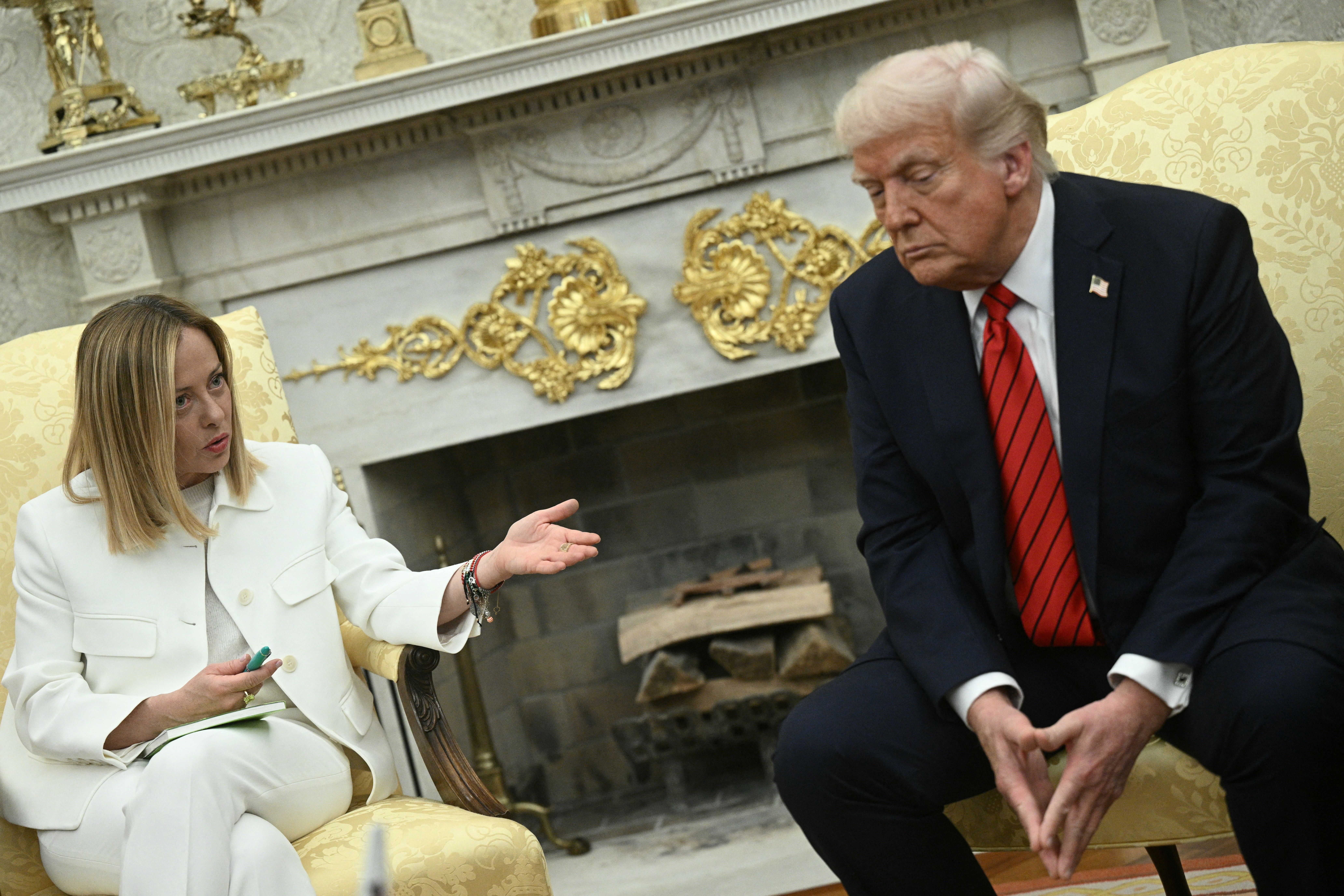 El presidente estadounidense Donald Trump con la primera ministra italiana Giorgia Meloni en el Despacho Oval de la Casa Blanca en Washington, D.C., el 17 de abril de 2025.