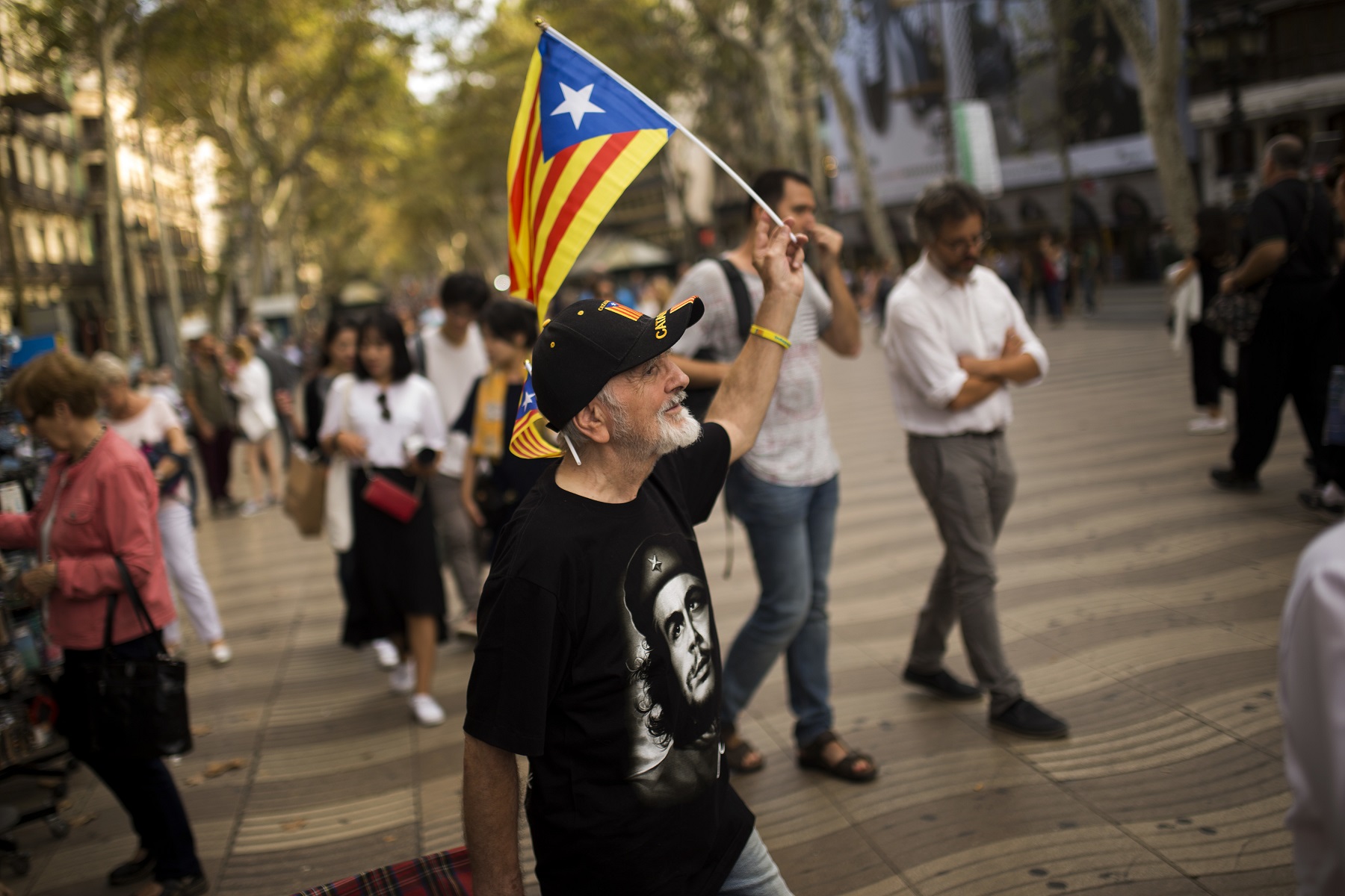 Este hombre se paseaba el miércoles 4 de octubre del 2017 a través de La Rambla, en la ciudad de Barcelona. Portaba una bandera independentista (estelada).