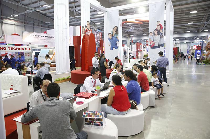 Las personas que valoran pedir un crédito deben consultar por la comisión que les cobrarían en caso de realizar pagos anticipados. En la foto personas que visitaron Expocasa 2015.