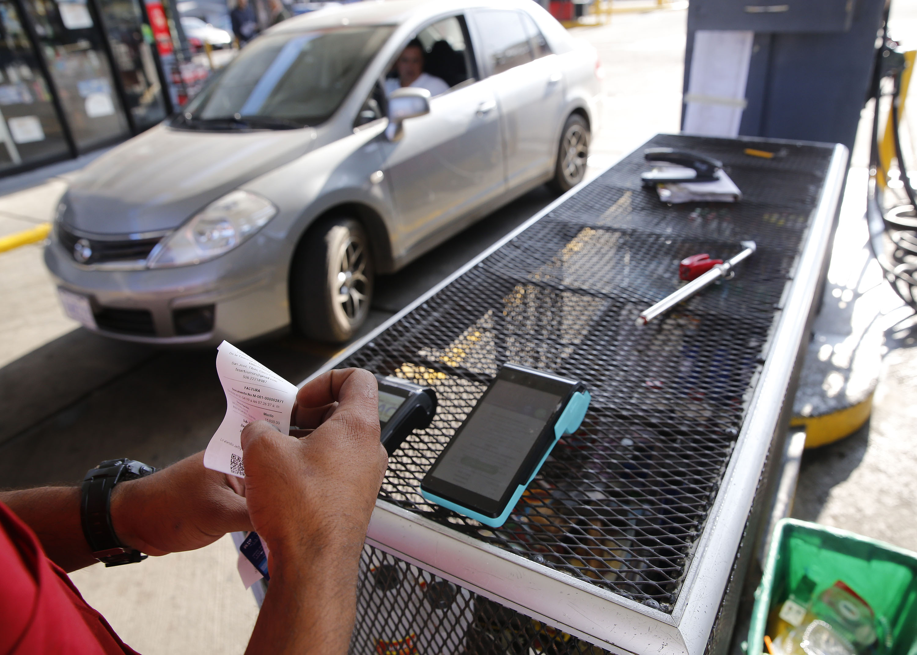 Los expendedores de combustibles son los más recientes en utiizar la factura electrónica al iniciar el 1° de abril. En el Servicentro Tournón, los pisteros tienen la obligación de preguntar al cliente si desea la factura electrónica Foto: Albert Marín.