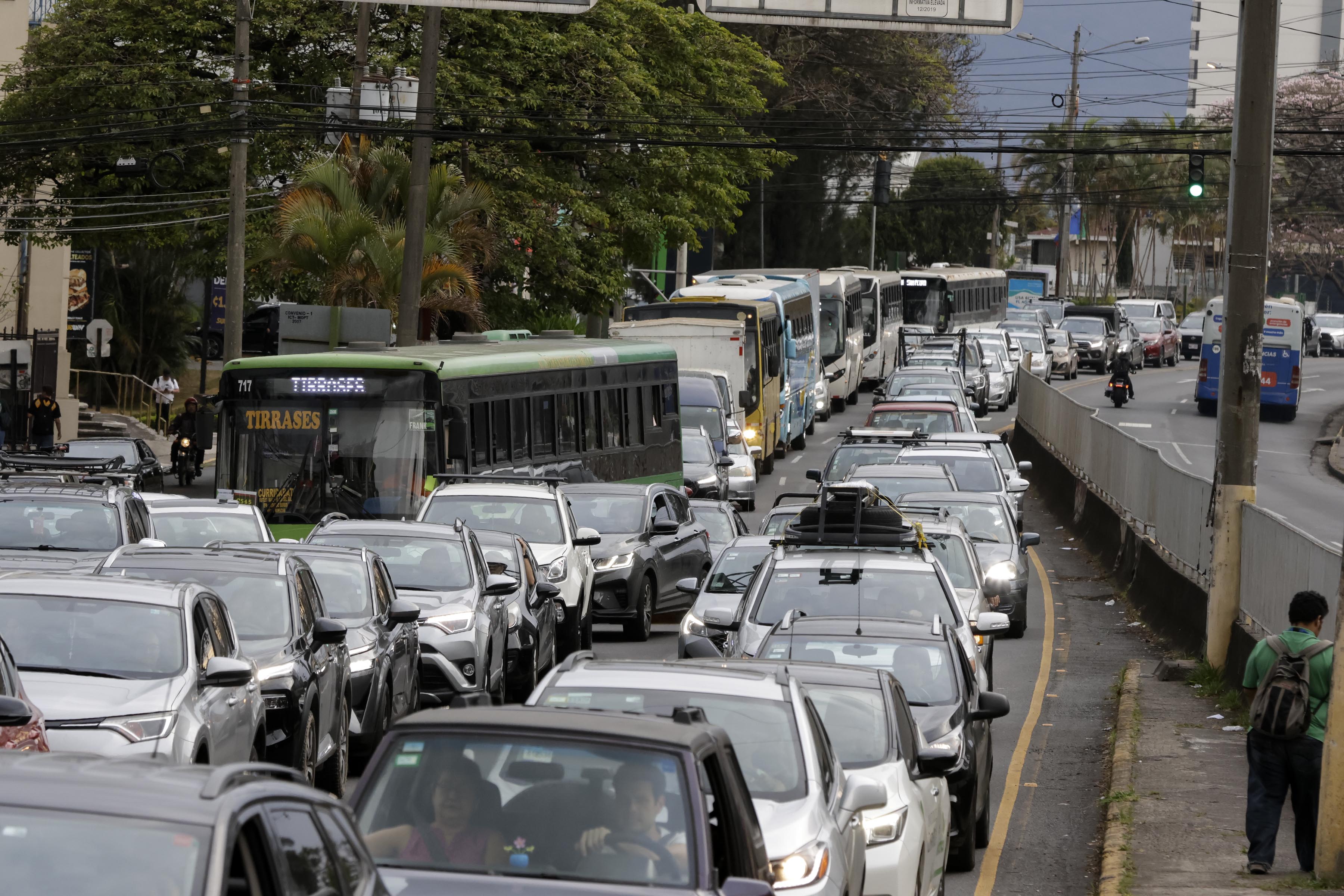 25/04/2024. San Pedro de Montes de Oca. Hora: 04:30 p.m.-06:30 p.m. Los autobuses de transporte público deben lidiar con los vehículos que utilizan el carril exclusivo para ellos en horas pico, en zonas como San Pedro de Montes de Oca. En la foto, tráfico cerca de la Fuente de la Hispanidad. Fotos: Mayela López