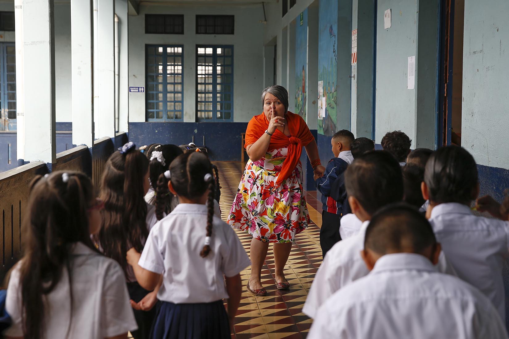 09-02-2015. Hora: 07:50 a.m. Movimiento de entrada a clases en la Escuela República de Argentina en Barrio México, San José. En la foto, la maestra Marta Sánchez hizo un recorrido con sus alumnos de primer grado para que éstos conocieran la escuela.
Fotos: Mayela López