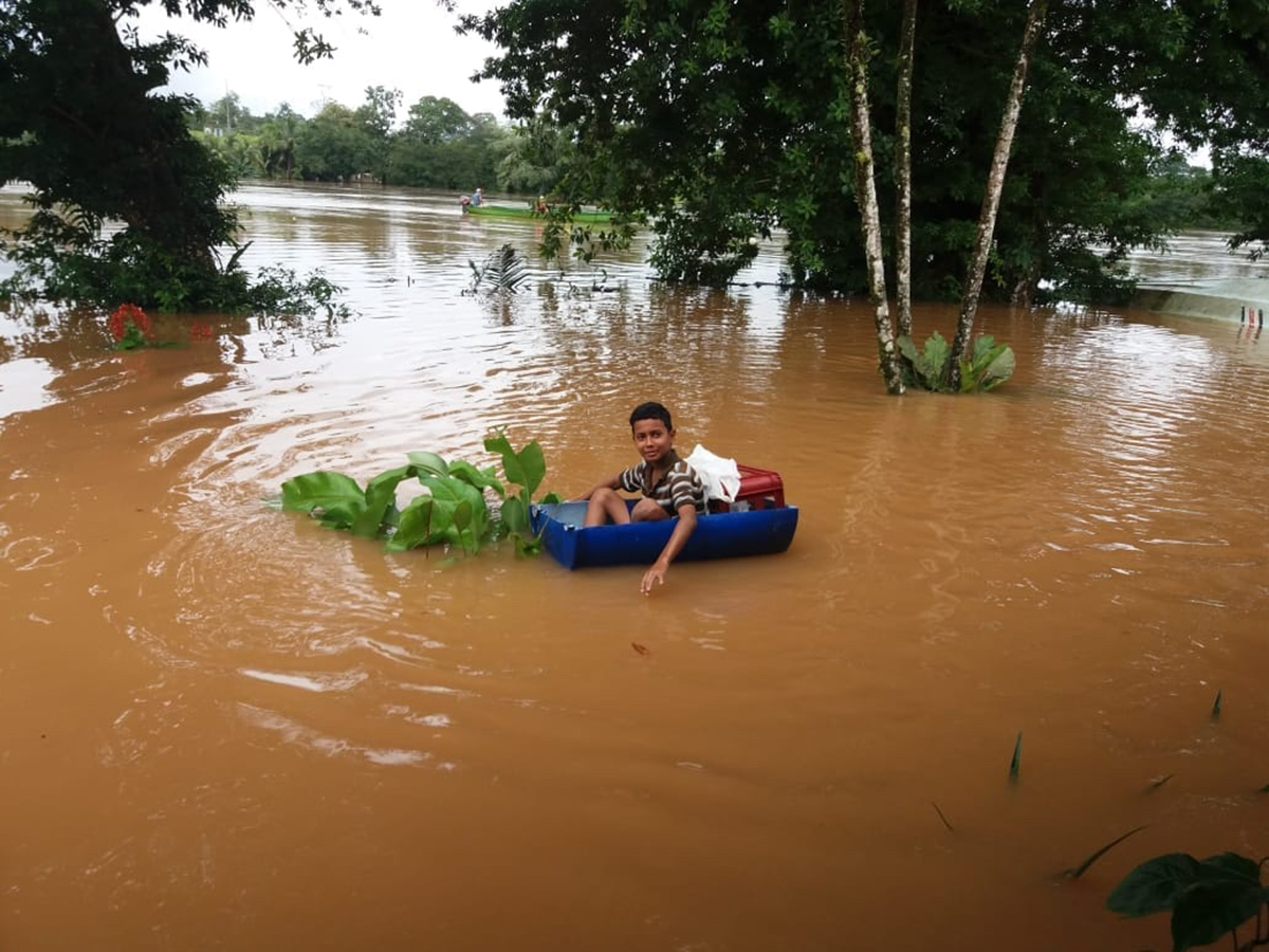 16/7/18 La Comisión Nacional de Emergencias (CNE) informó este domingo por la tarde que en total hay habilitados 20 albergues, nueve de ellos en Sarapiquí, cinco en Matina, dos en Turrialba, dos en Talamanca, uno en Guatuso y uno en el centro de Limón.
“Del viernes a este domingo contabilizamos uno 400 incidentes por lluvias. En total son 291 familias afectadas, por lo que vamos a mantener la alerta amarilla en los cantones de Sarapiquí y San Isidro de Heredia; Jiménez, Alvarado y Turrialba, en Cartago, así como Limón centro, Matina, Siquirres y Talamanca”, manifestó Lorena Romero, directora de Gestión de Riesgo de la Comisión. Fotos en Boca de San Carlos