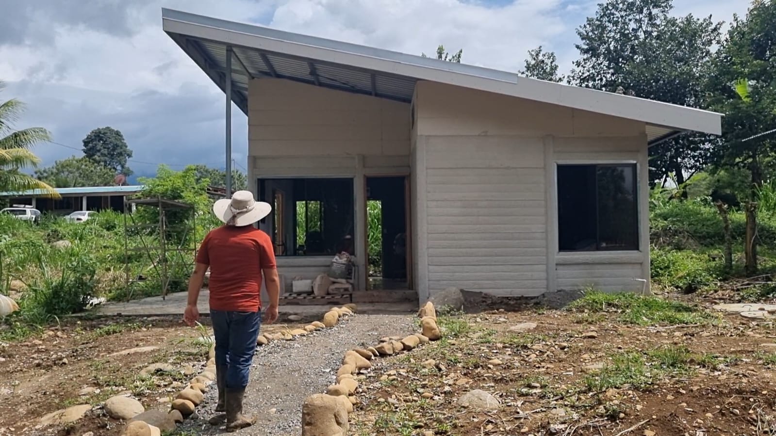 Aarón Vargas y su esposa Nicole Mora se rehúsan a dejar la casa que apenas estrenaban y que ahora quedó en zona de riesgo. Foto: Edgar Chinchilla.