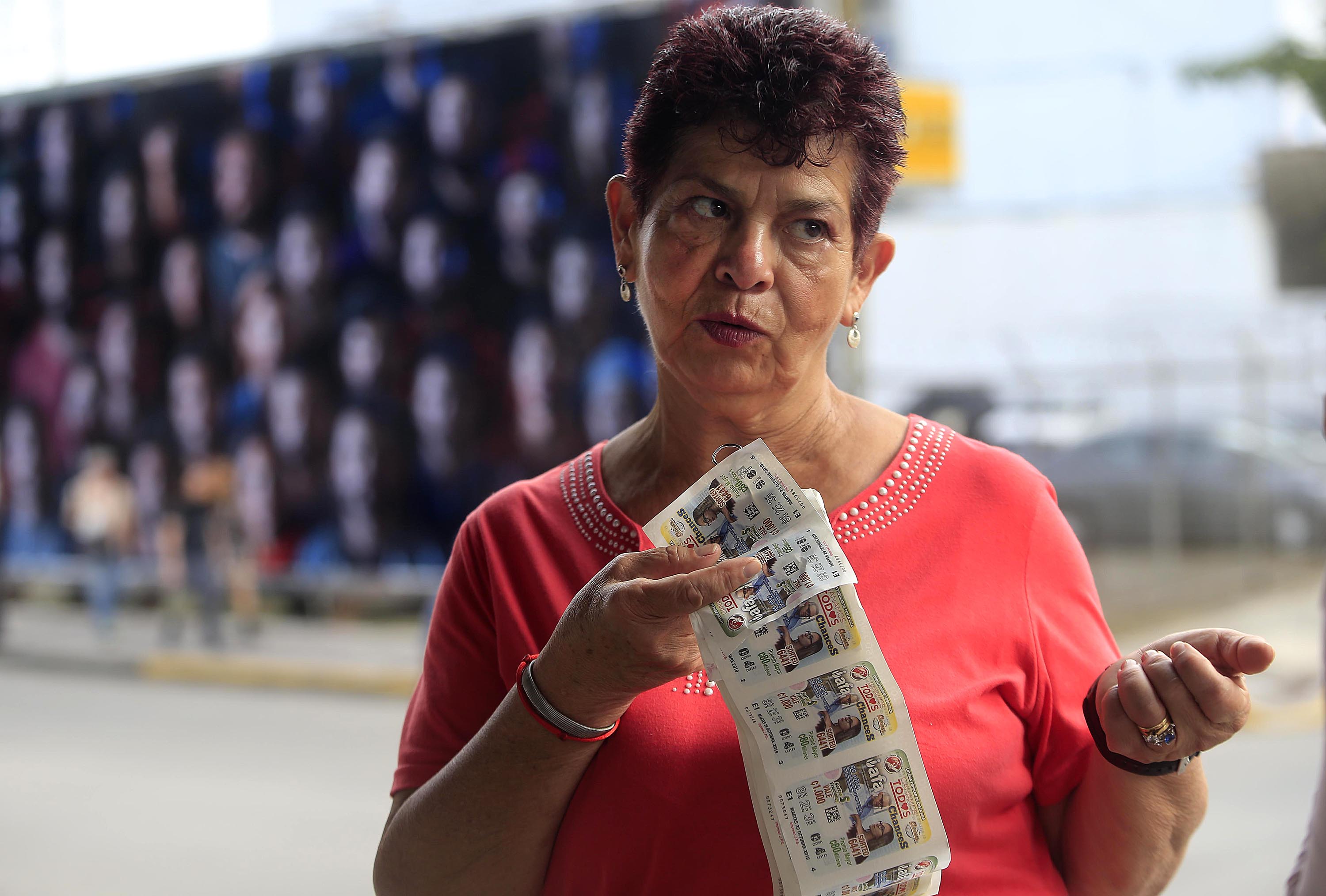 29/10/2019 San José. Personas con trabajos informales no cuentan con Seguro Social y eso les limita la posibilidad de recibir atención en centros de salud. Margarita Mendoza Aguilar, vende lotería frente a la Estación del Ferrocarril al Atlántico. Foto: Rafael Pacheco