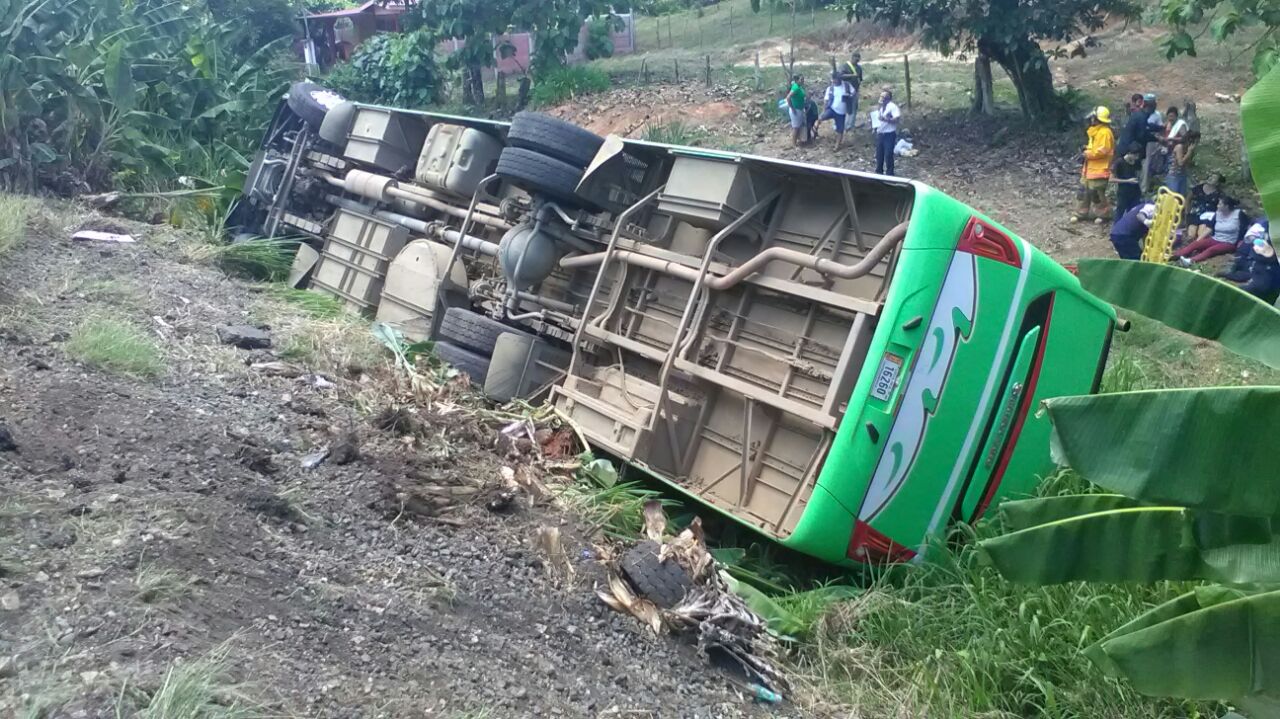 Un autobús se volcó este miércoles 28 de marzo en la Interamericana Sur, cerca del puente sobre el río Sábalo en Piedras Blancas de Osa, Puntarenas. foto cortesia de Colosal Informa