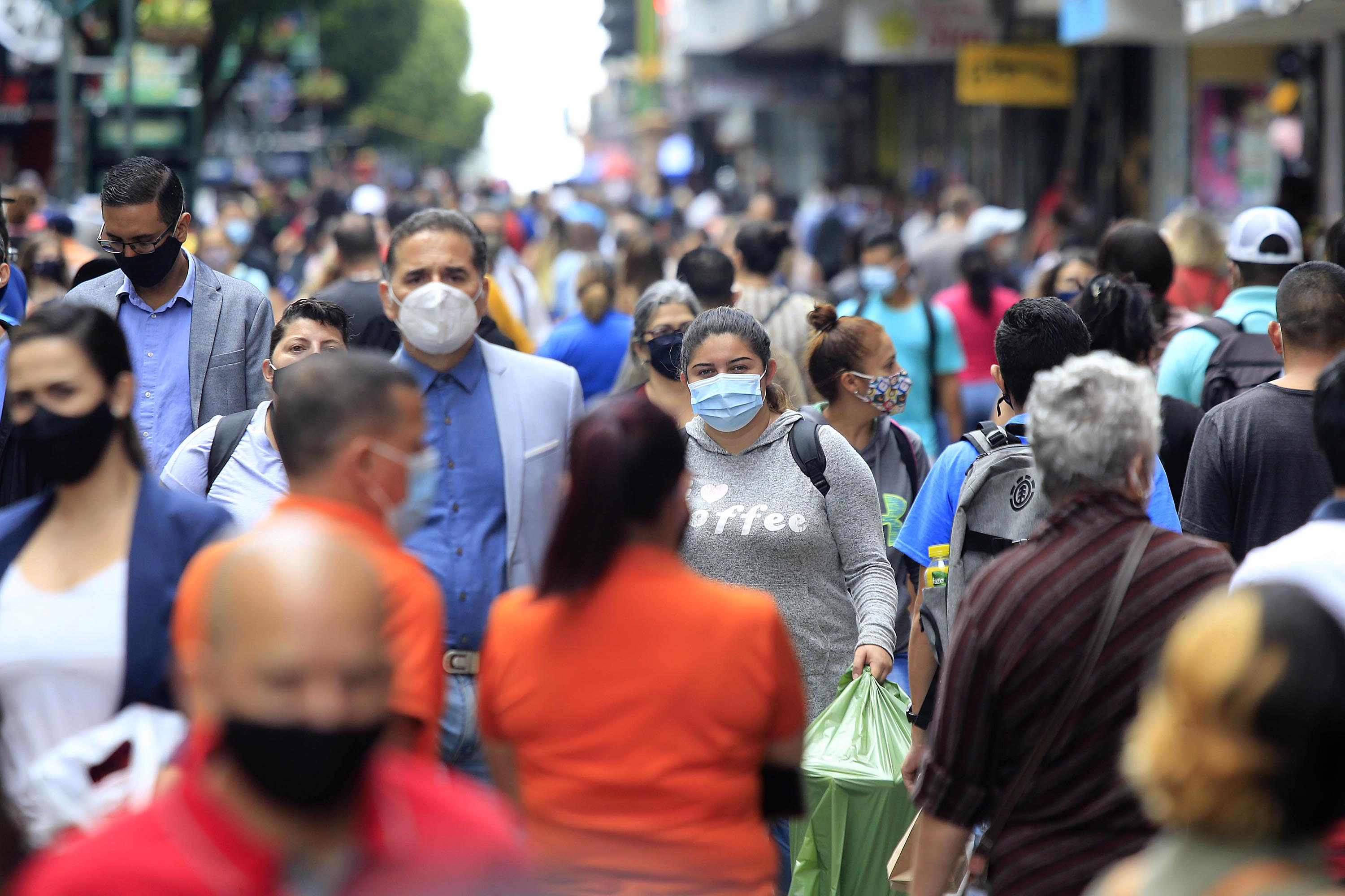 04/12/2020 San José. Cuál pandemia? Gran cantidad de gente, a las 12:45 p.m. de este viernes, en el bulevar de la Avenida Central. Muchos aprovecharon el inicio del primer fin de semana de diciembre, que coincidió con semana de pago de salarios y aguinaldos para salir a hacer las compras navideñas. Foto: Rafael Pacheco