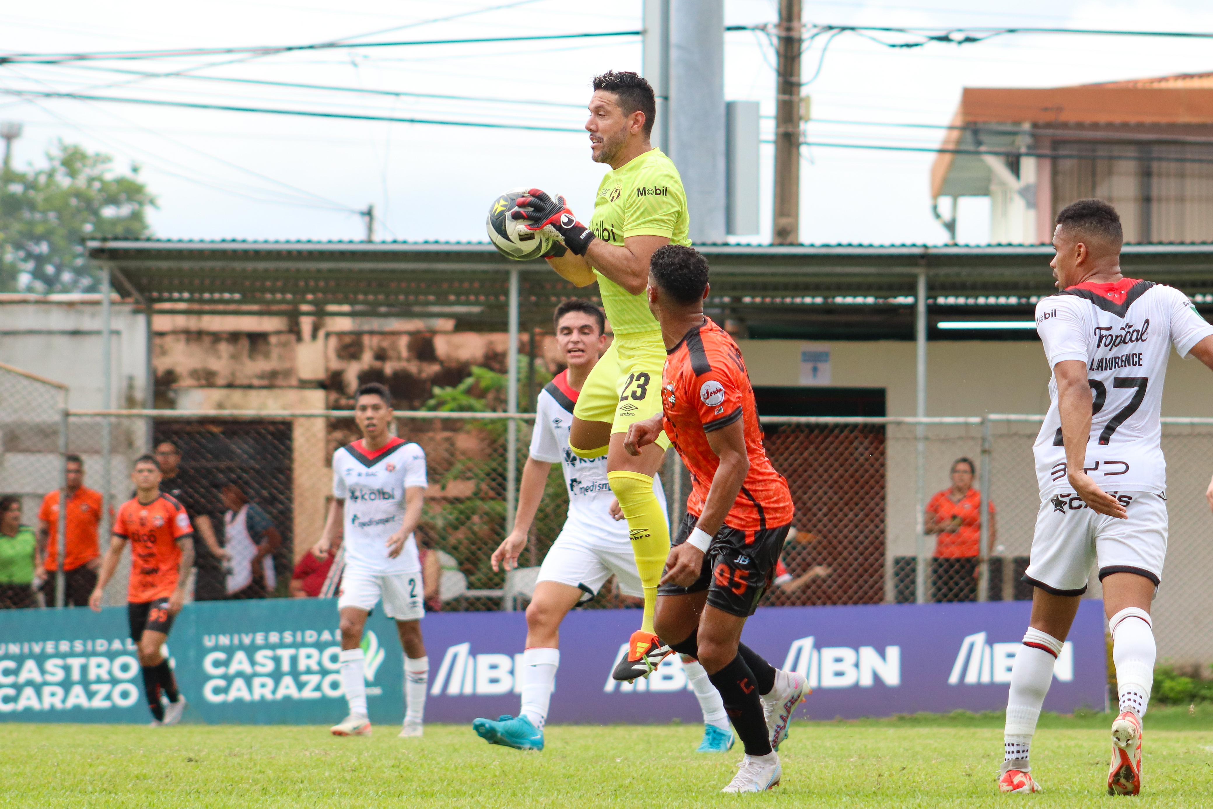 El partido entre Puntarenas y Liga Deportiva Alajuelense pareciera que está para cualquiera de los dos.