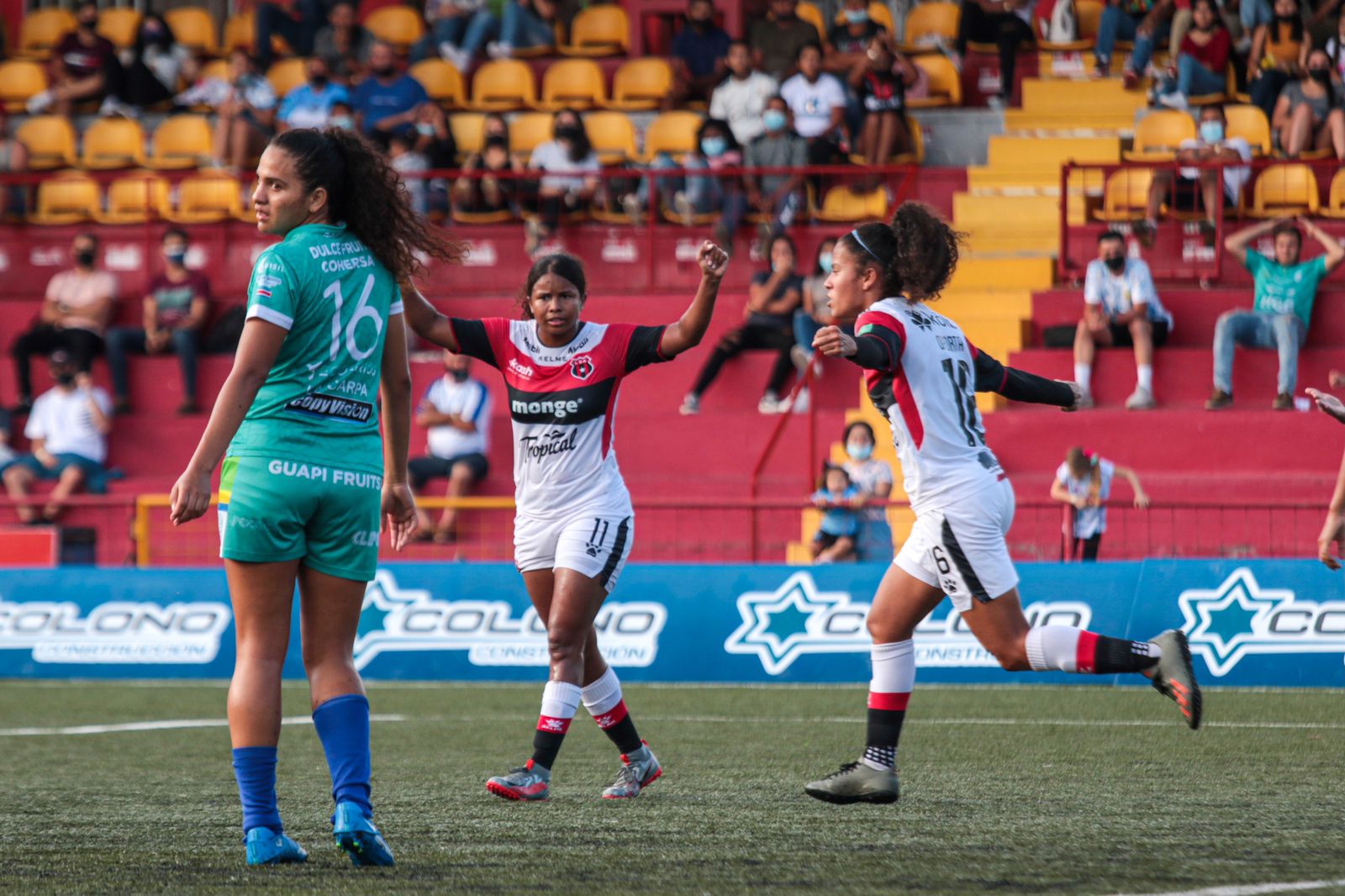 Marilenis Oporta marcó uno de los goles del juego y mientras Kenia Rangel se une al festejo, Judith Rocha se lamenta.
